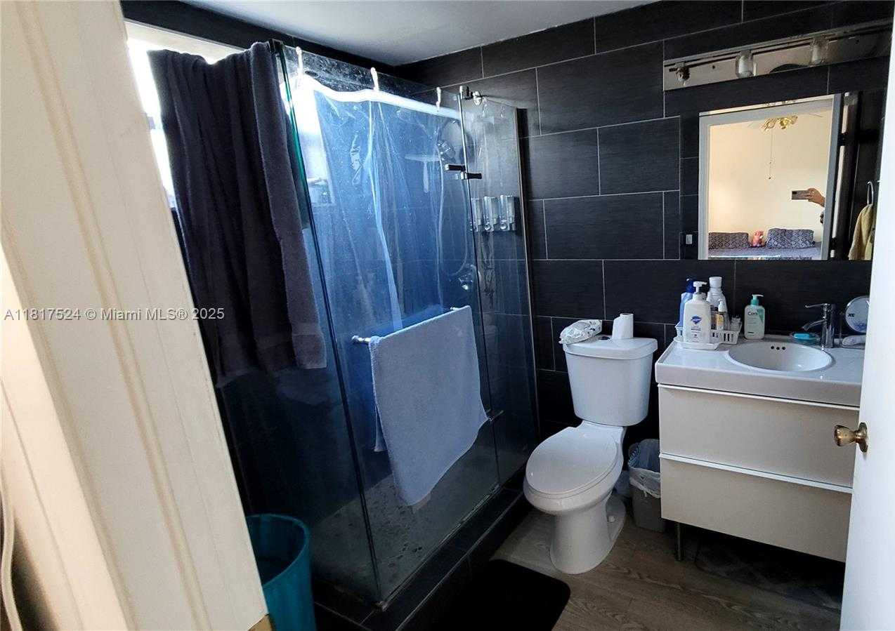 Small Image of 8017 LAKE DR #103, Doral Number 16