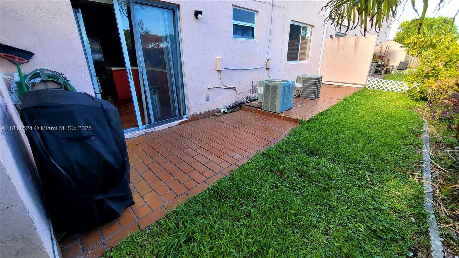 Small Image of 8017 LAKE DR #103, Doral Number 21