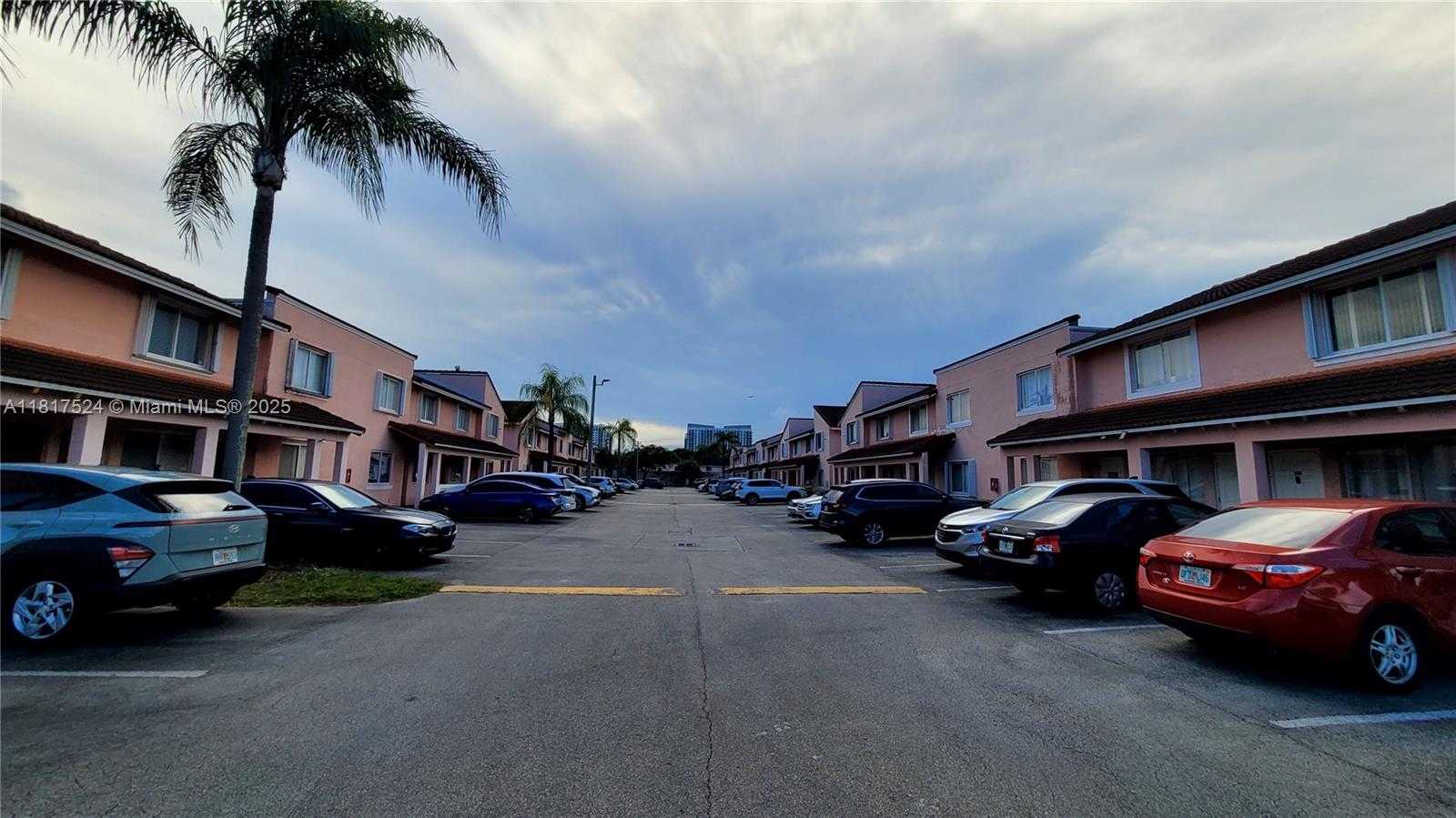 Small Image of 8017 LAKE DR #103, Doral Number 3