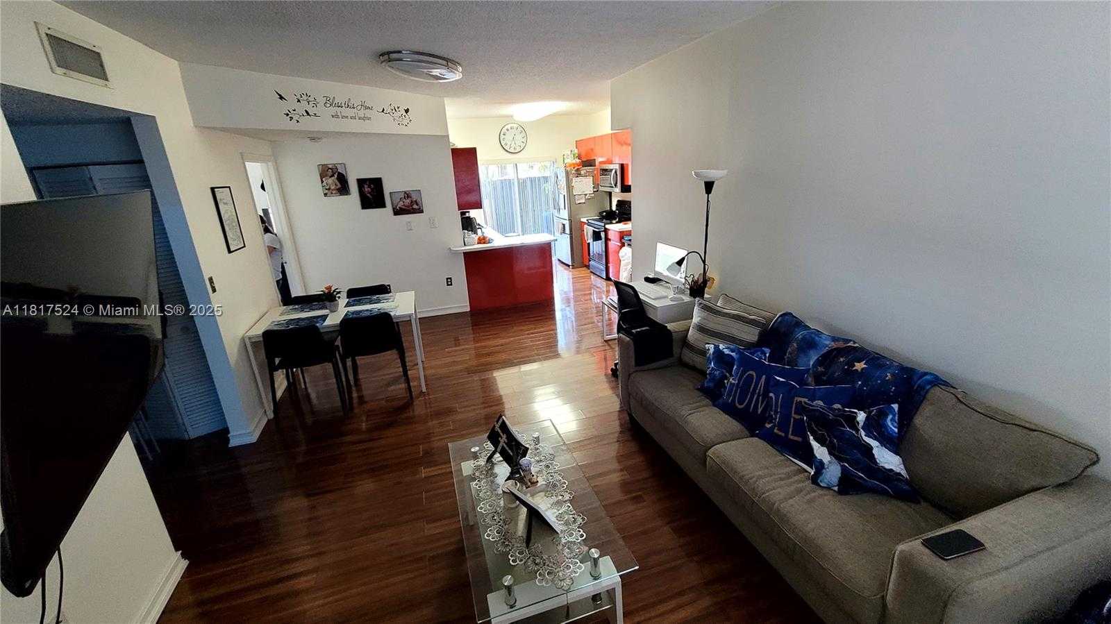 Small Image of 8017 LAKE DR #103, Doral Number 4