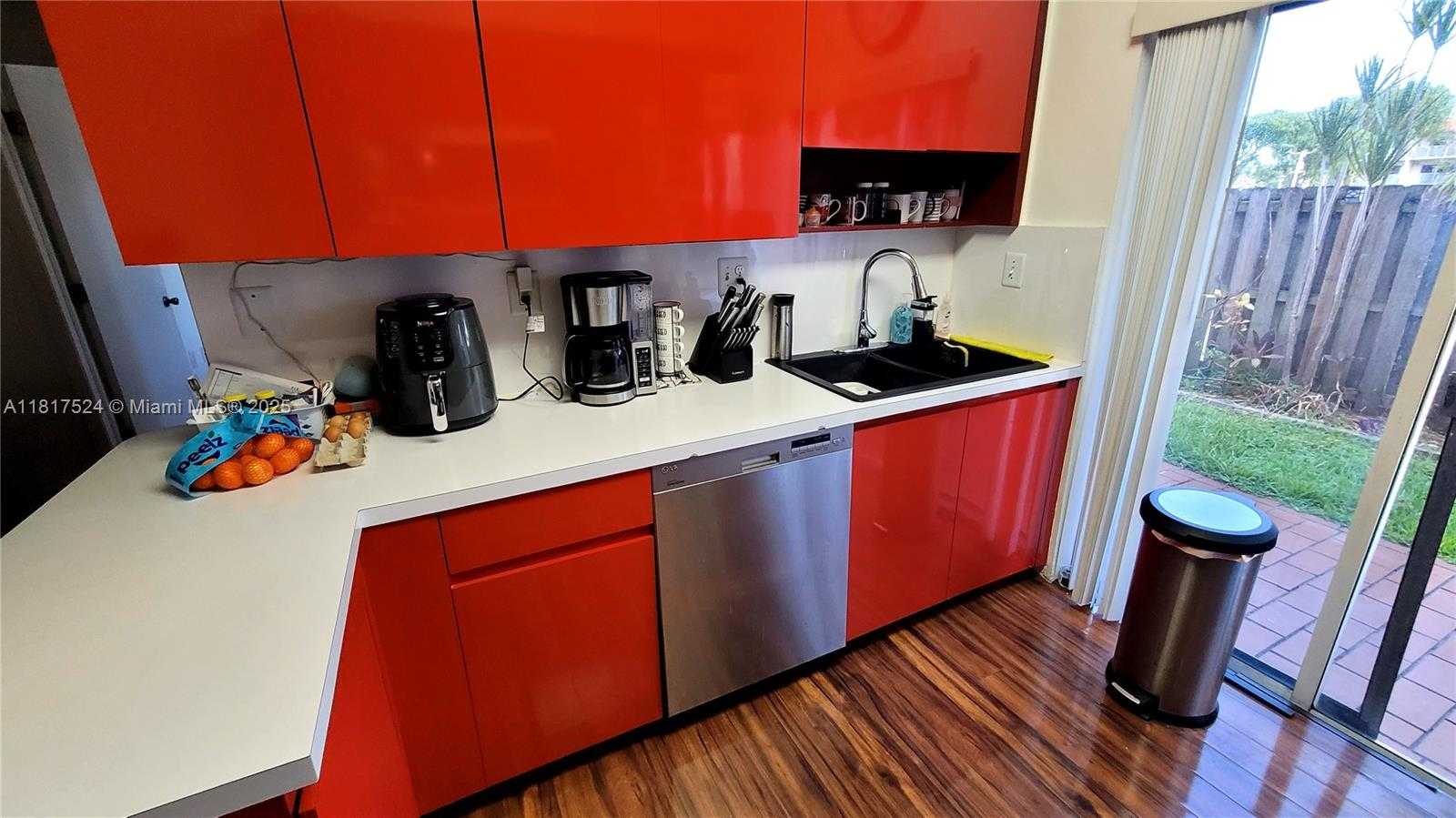 Small Image of 8017 LAKE DR #103, Doral Number 7