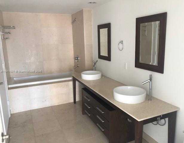 Small Image of 495 BRICKELL AVE #3309, Miami Number 6