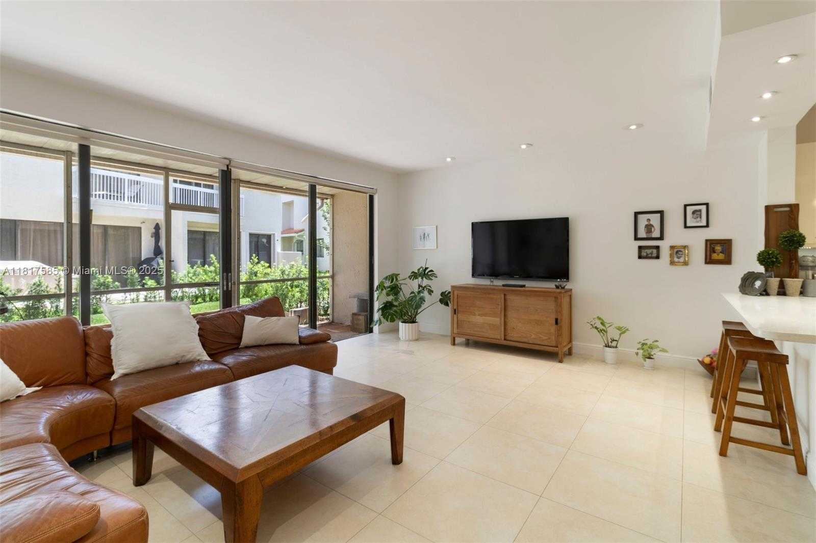 Small Image of 21376 MARINA COVE CIR #12-C, Aventura Number 2