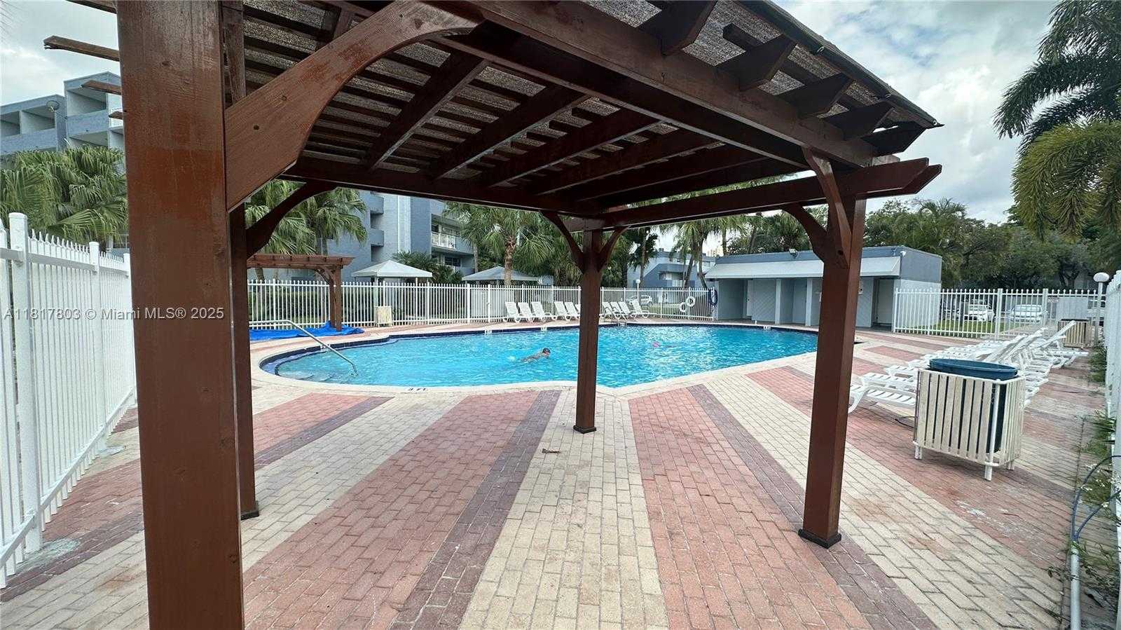 Small Image of 9359 FONTAINEBLEAU BLVD #F411, Miami Number 13