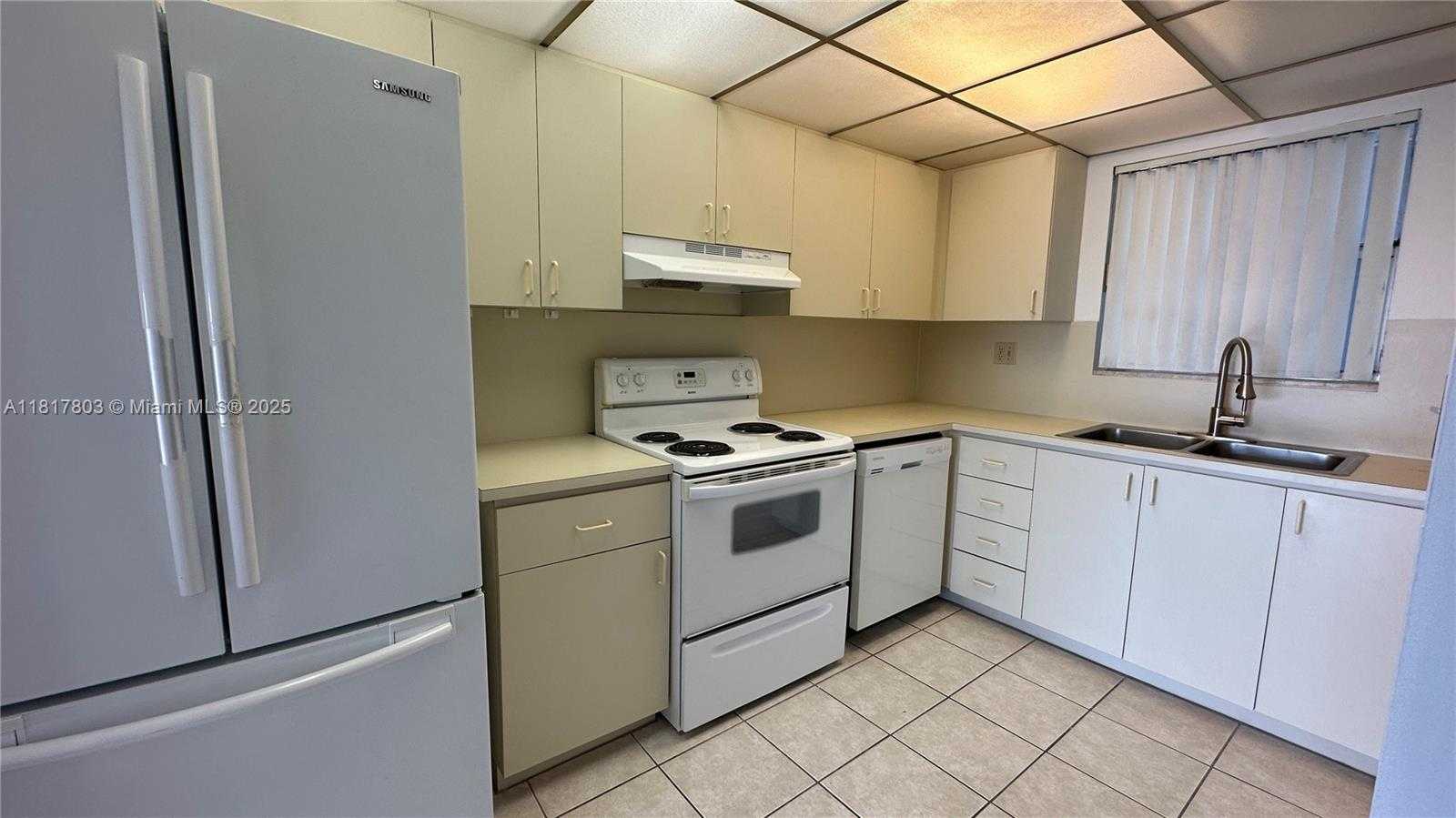Small Image of 9359 FONTAINEBLEAU BLVD #F411, Miami Number 3
