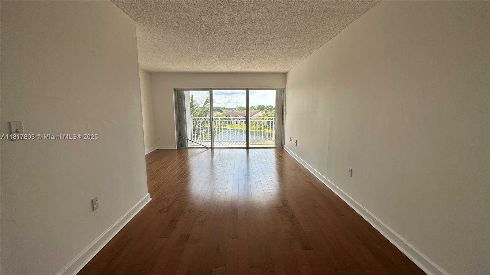 Small Image of 9359 FONTAINEBLEAU BLVD #F411, Miami Number 4