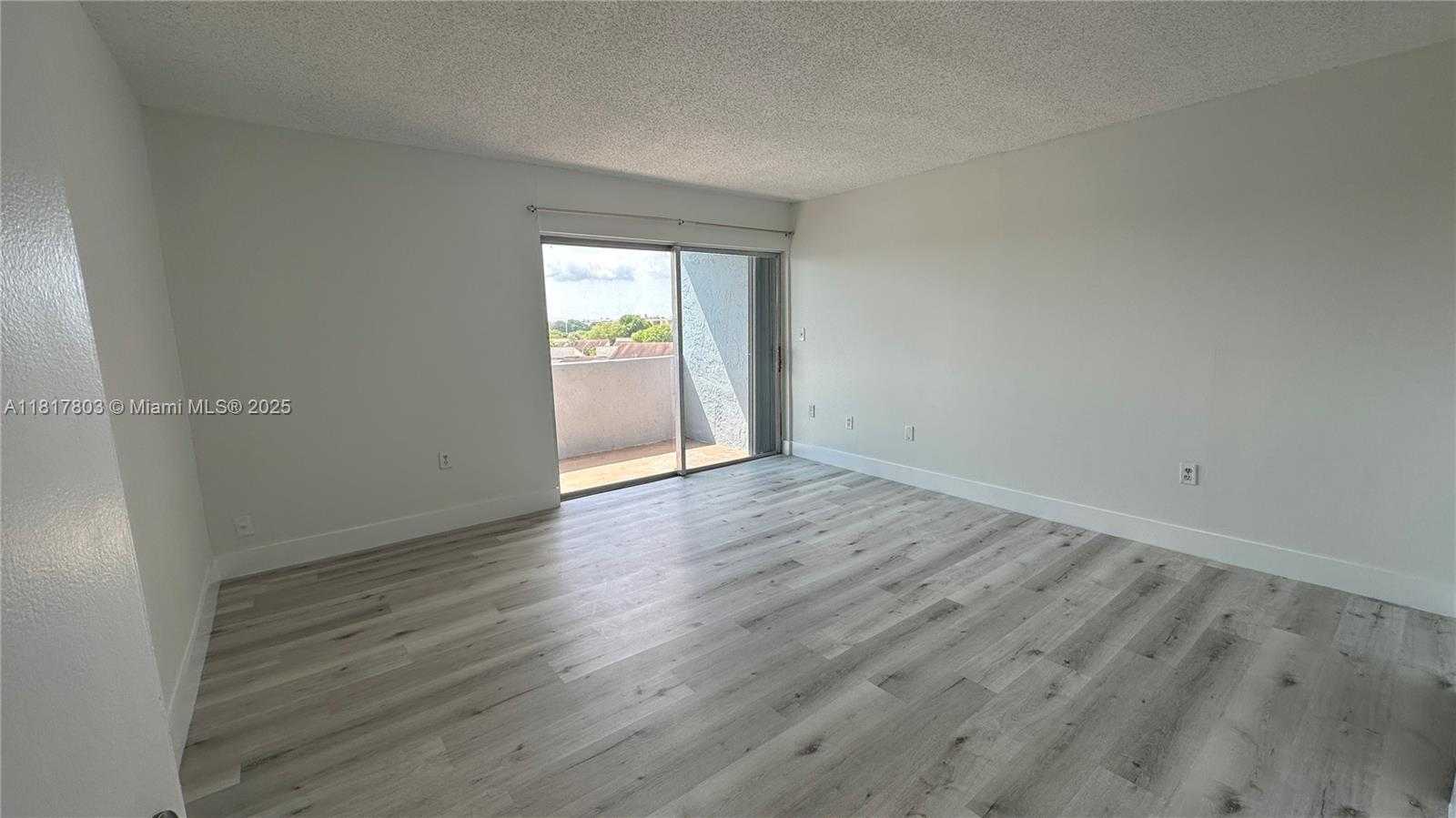 Small Image of 9359 FONTAINEBLEAU BLVD #F411, Miami Number 5