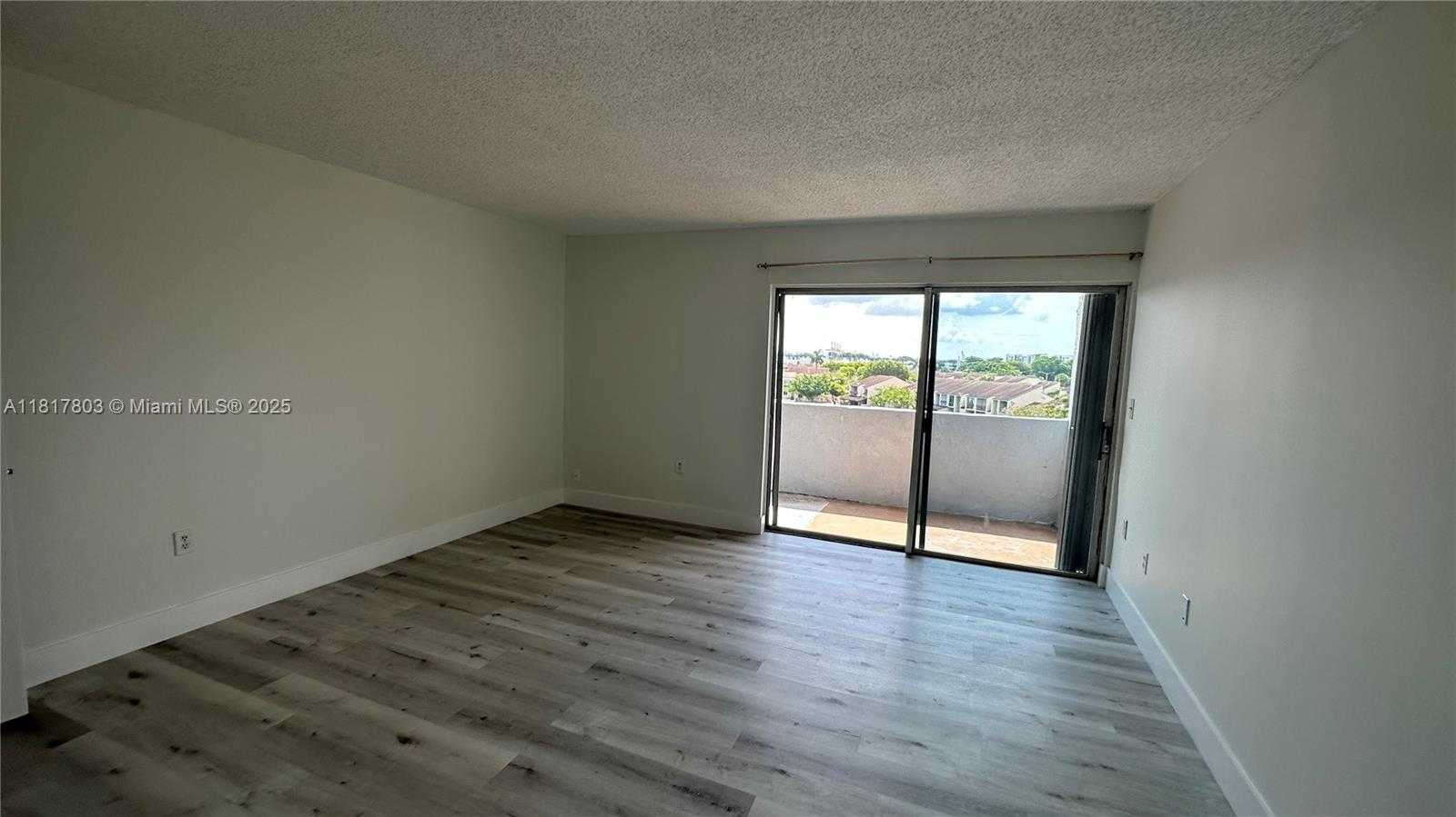 Small Image of 9359 FONTAINEBLEAU BLVD #F411, Miami Number 6