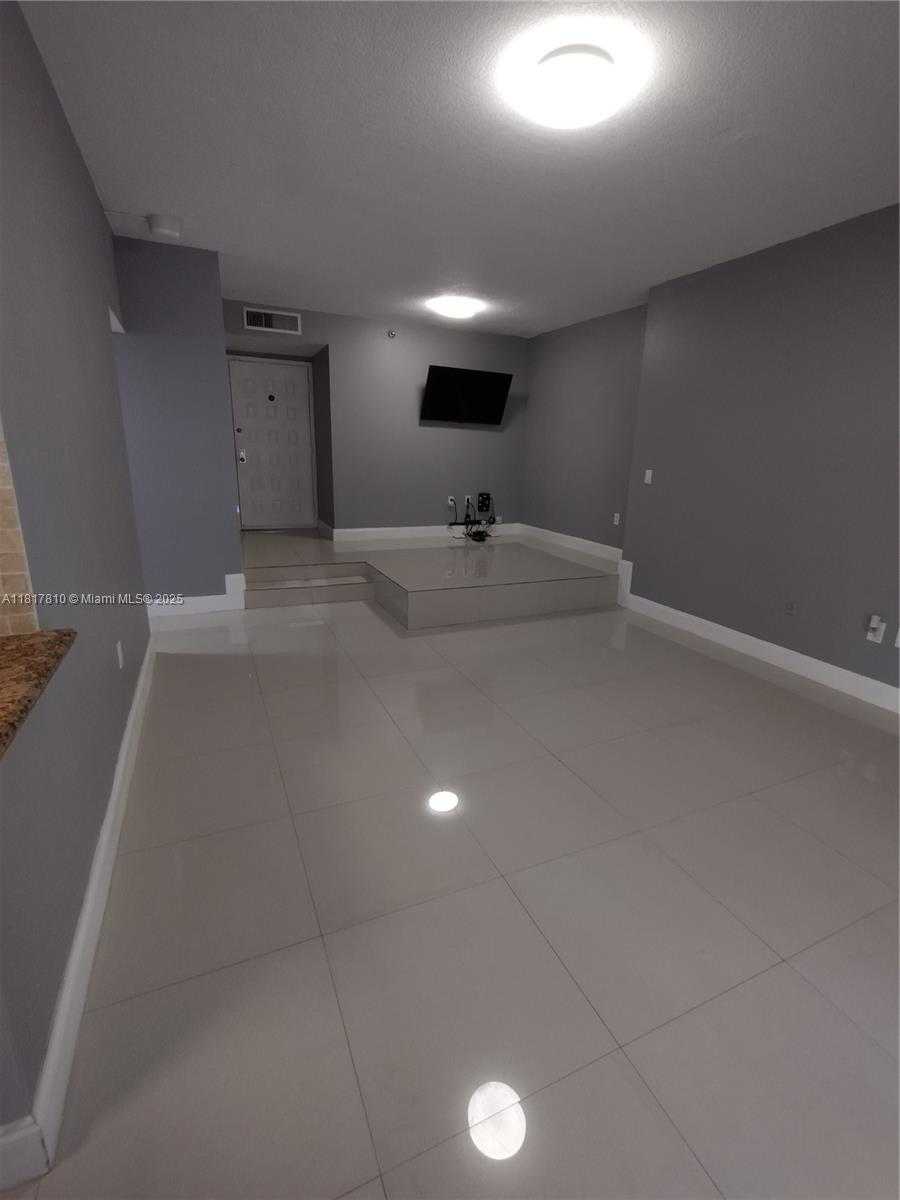 Small Image of 6061 COLLINS AVE #4B, Miami Beach Number 3