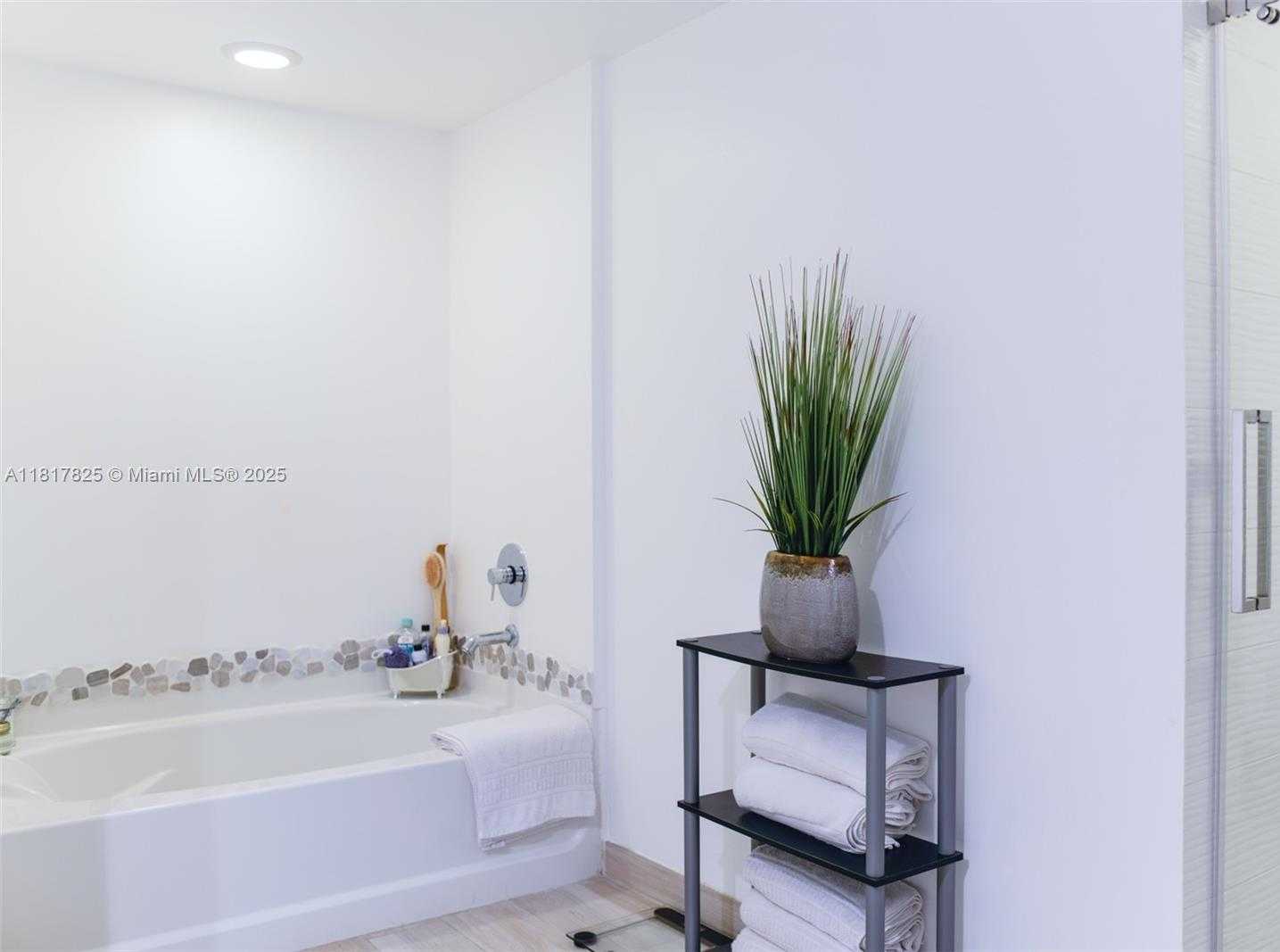 Small Image of 950 BRICKELL BAY DR #3406, Miami Number 14