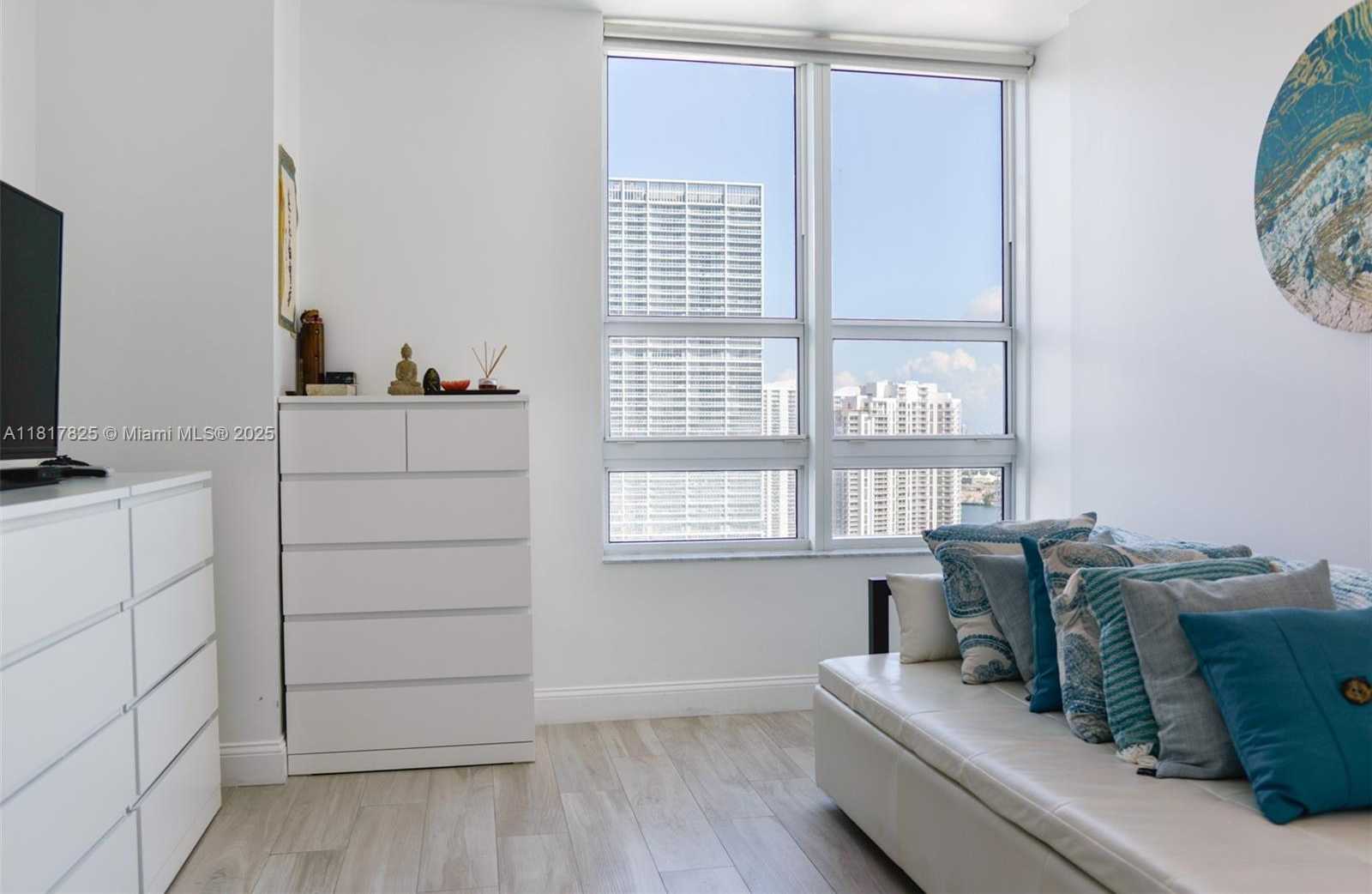 Small Image of 950 BRICKELL BAY DR #3406, Miami Number 15
