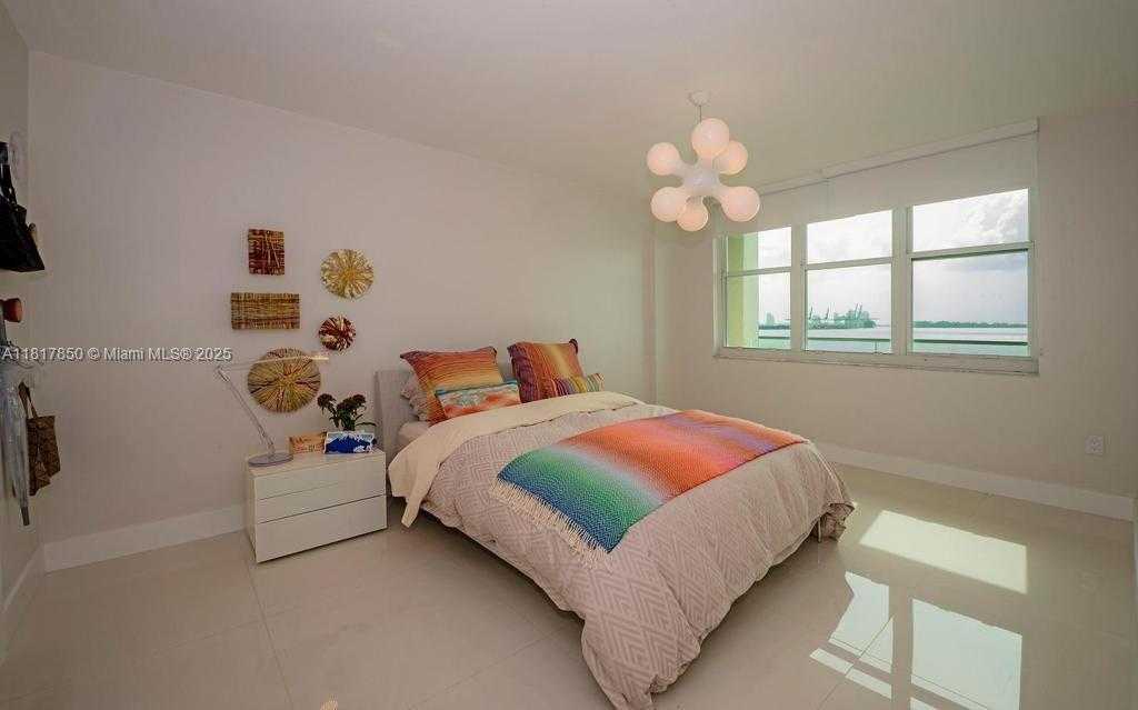 Small Image of 800 CLAUGHTON ISLAND DR #704, Miami Number 10
