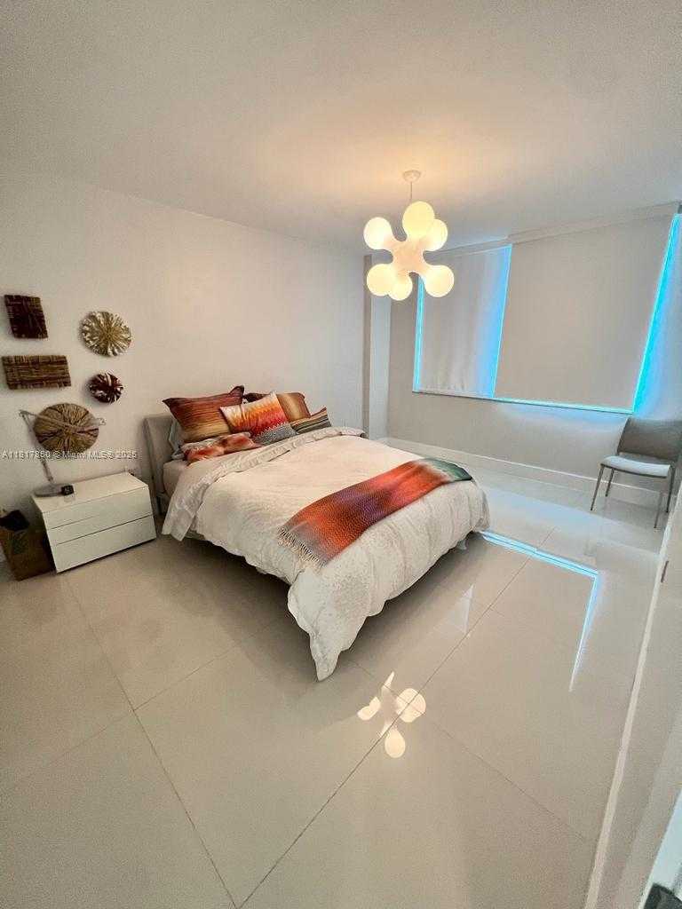 Small Image of 800 CLAUGHTON ISLAND DR #704, Miami Number 12