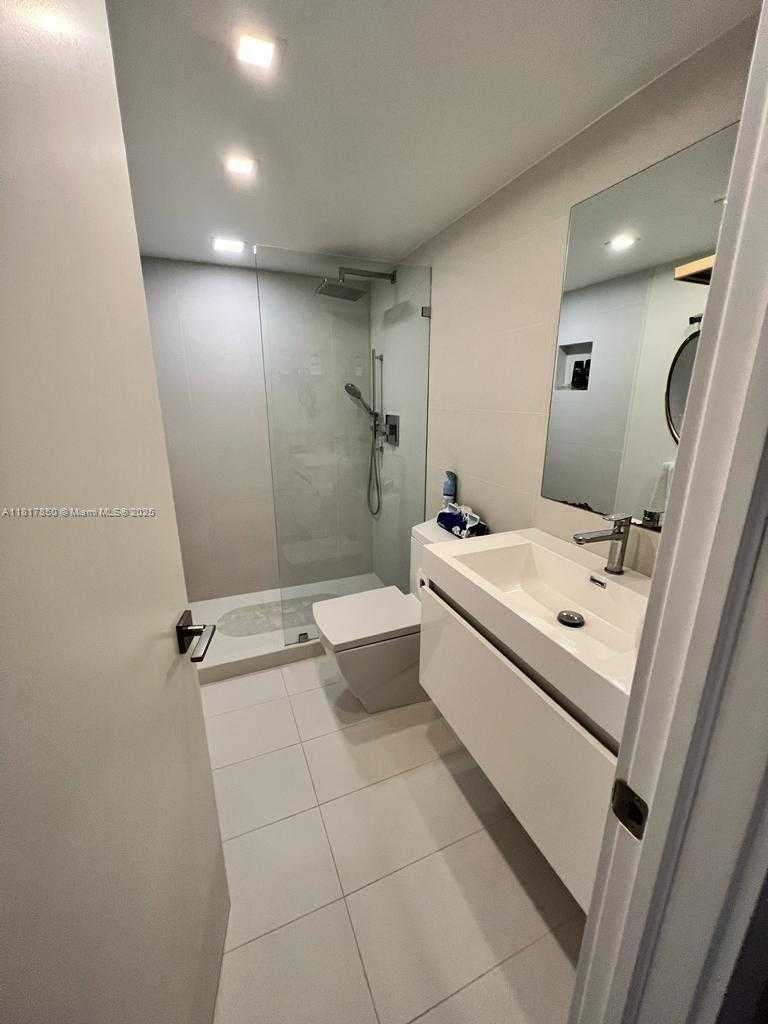 Small Image of 800 CLAUGHTON ISLAND DR #704, Miami Number 13