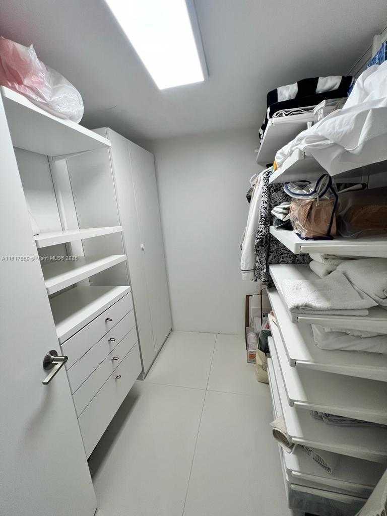 Small Image of 800 CLAUGHTON ISLAND DR #704, Miami Number 15