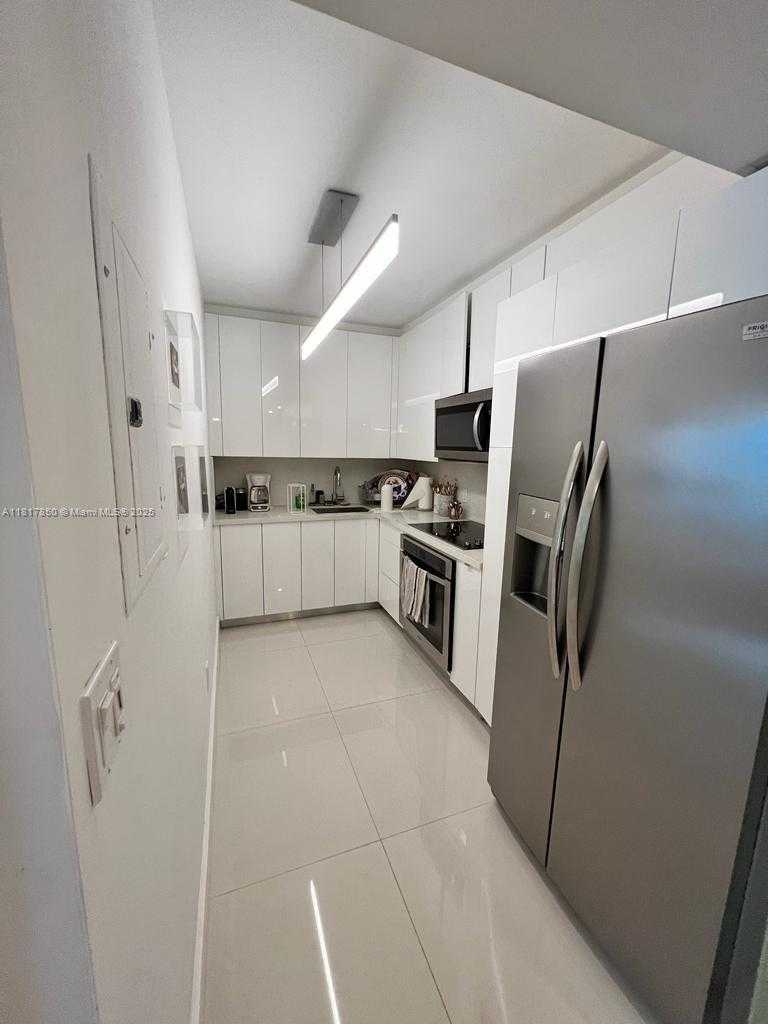 Small Image of 800 CLAUGHTON ISLAND DR #704, Miami Number 16