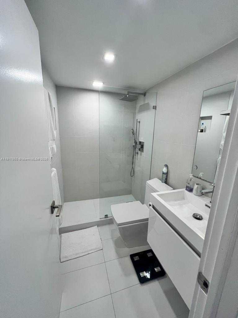 Small Image of 800 CLAUGHTON ISLAND DR #704, Miami Number 18
