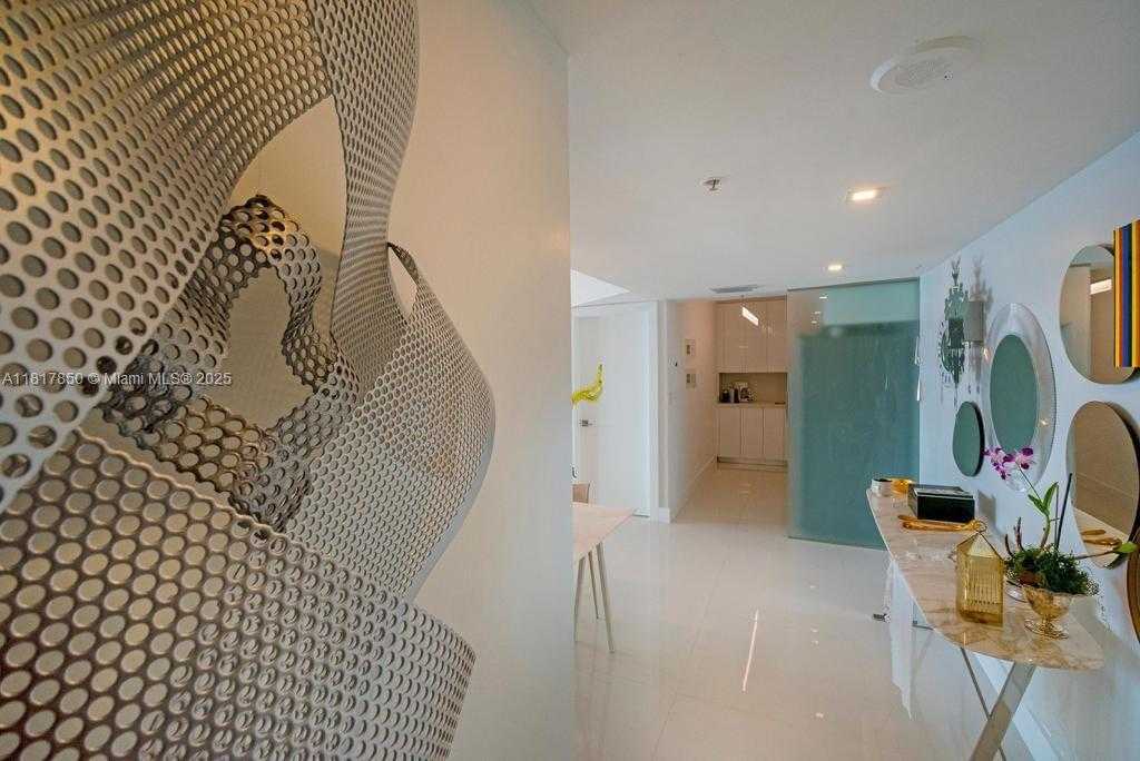 Small Image of 800 CLAUGHTON ISLAND DR #704, Miami Number 4