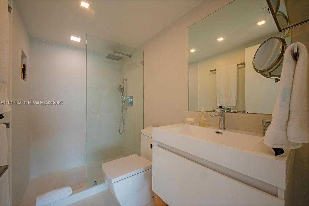 Small Image of 800 CLAUGHTON ISLAND DR #704, Miami Number 7