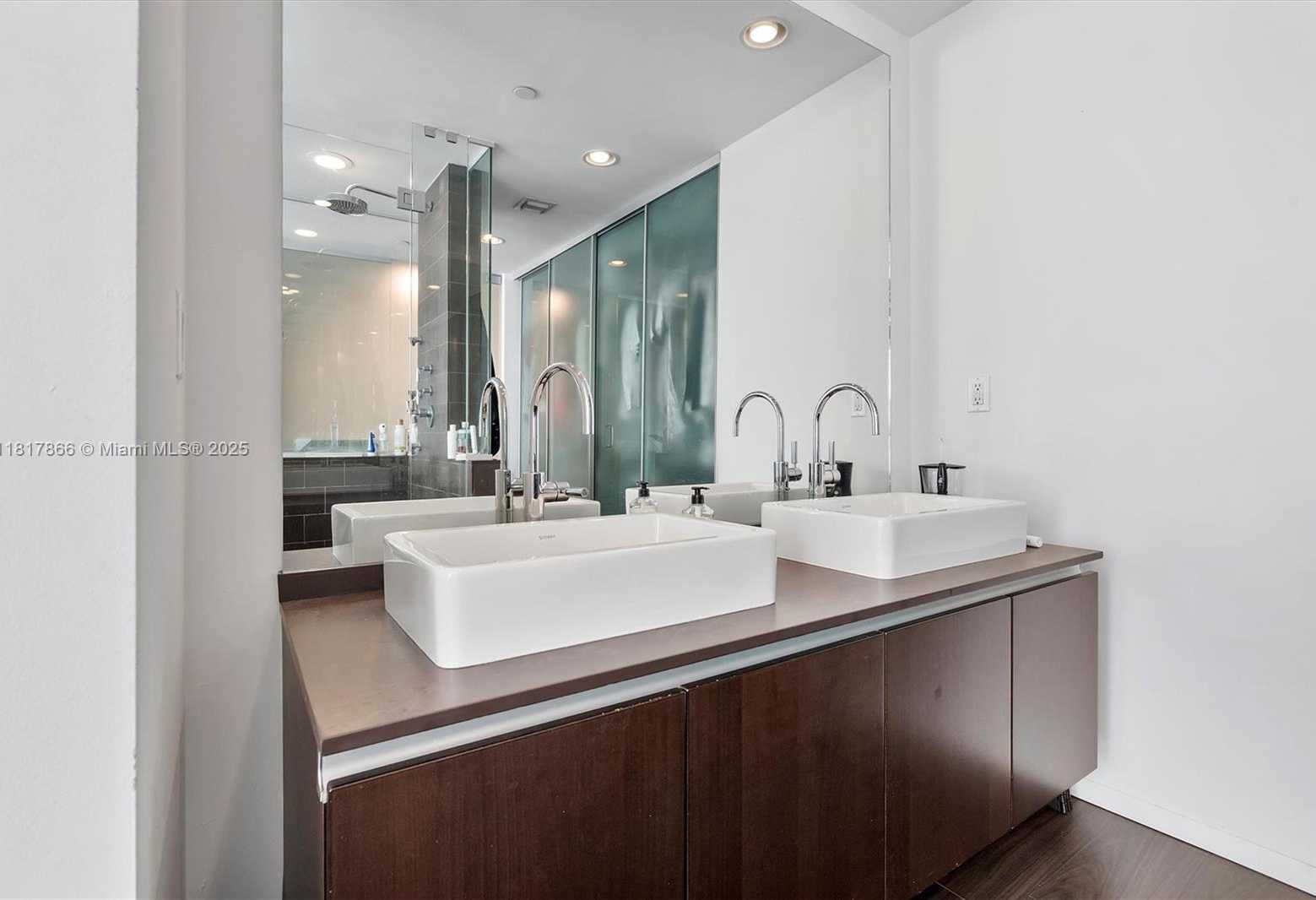 Small Image of 1040 BISCAYNE BLVD #1708, Miami Number 17
