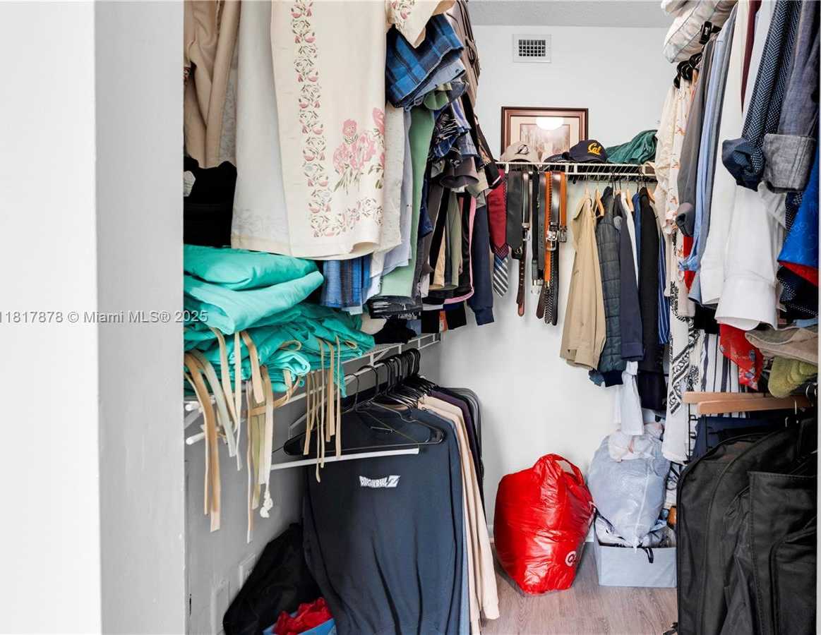 Small Image of 2000 NORTH BAYSHORE DR #218, Miami Number 22