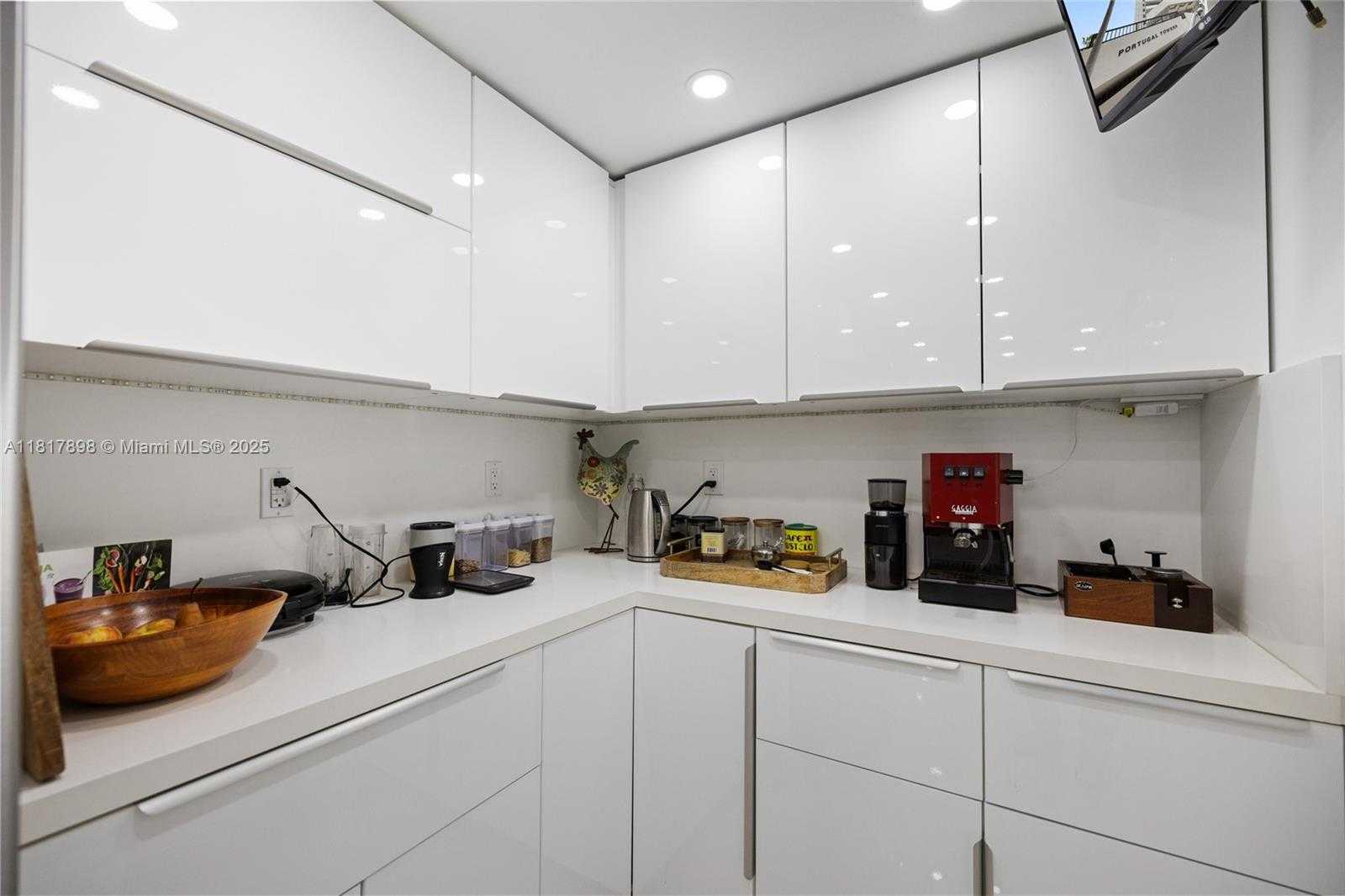 Small Image of 3200 COLLINS AVE #12-3, Miami Beach Number 10