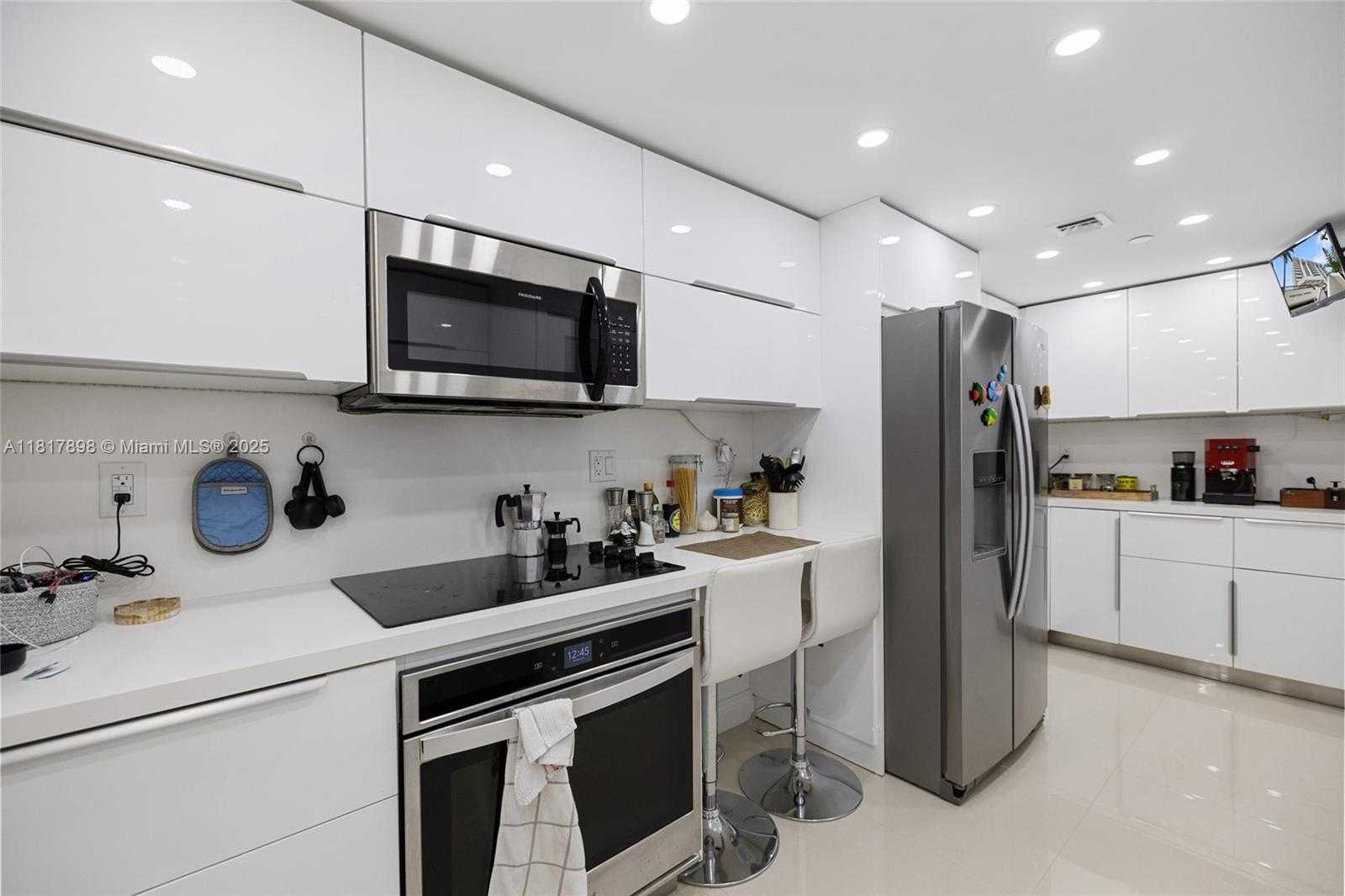 Small Image of 3200 COLLINS AVE #12-3, Miami Beach Number 8