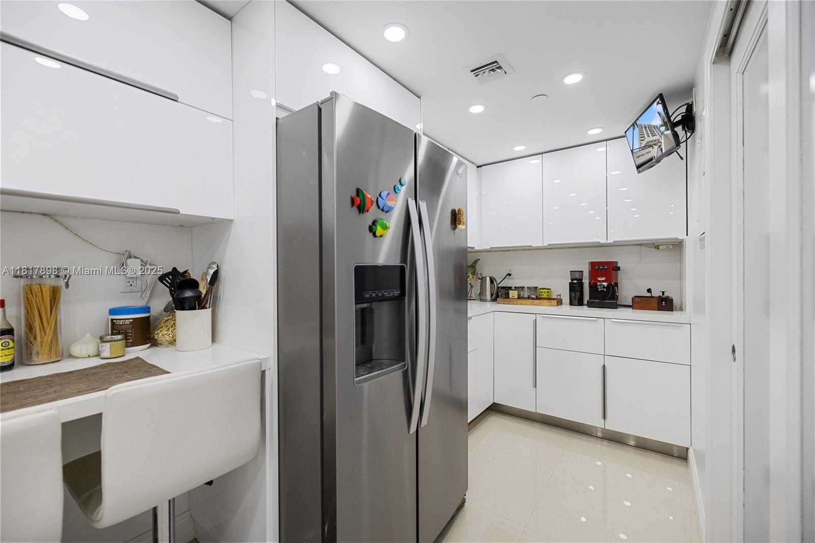 Small Image of 3200 COLLINS AVE #12-3, Miami Beach Number 9