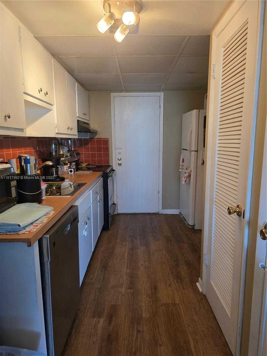 Small Image of 1080 94TH ST #302, Bay Harbor Islands Number 4