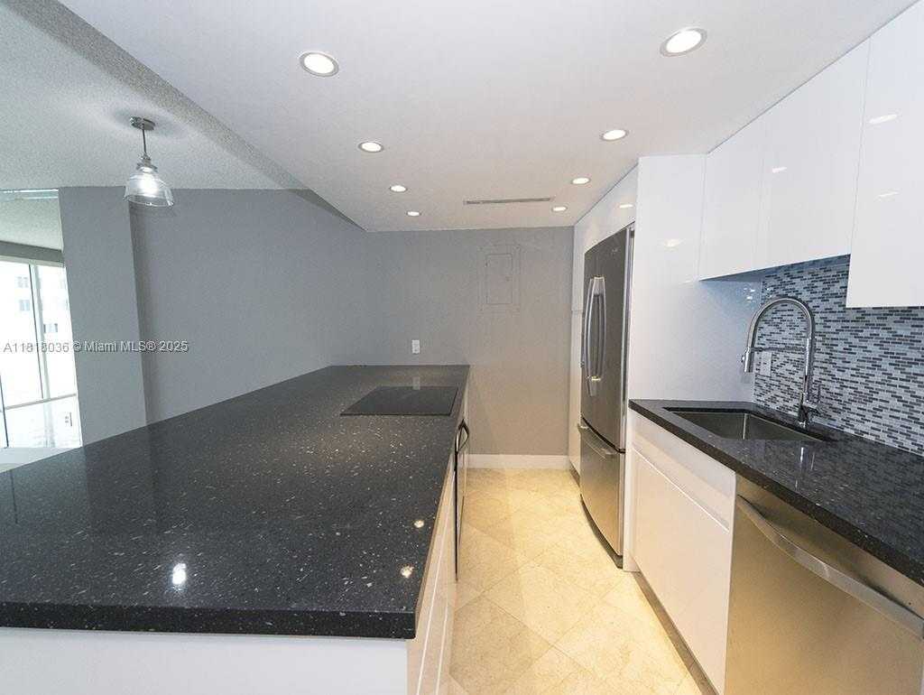 Small Image of 199 OCEAN LANE DR #703, Key Biscayne Number 2