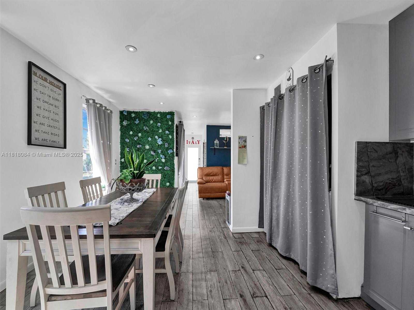 Small Image of 2858 PINE TREE DR #5, Miami Beach Number 10