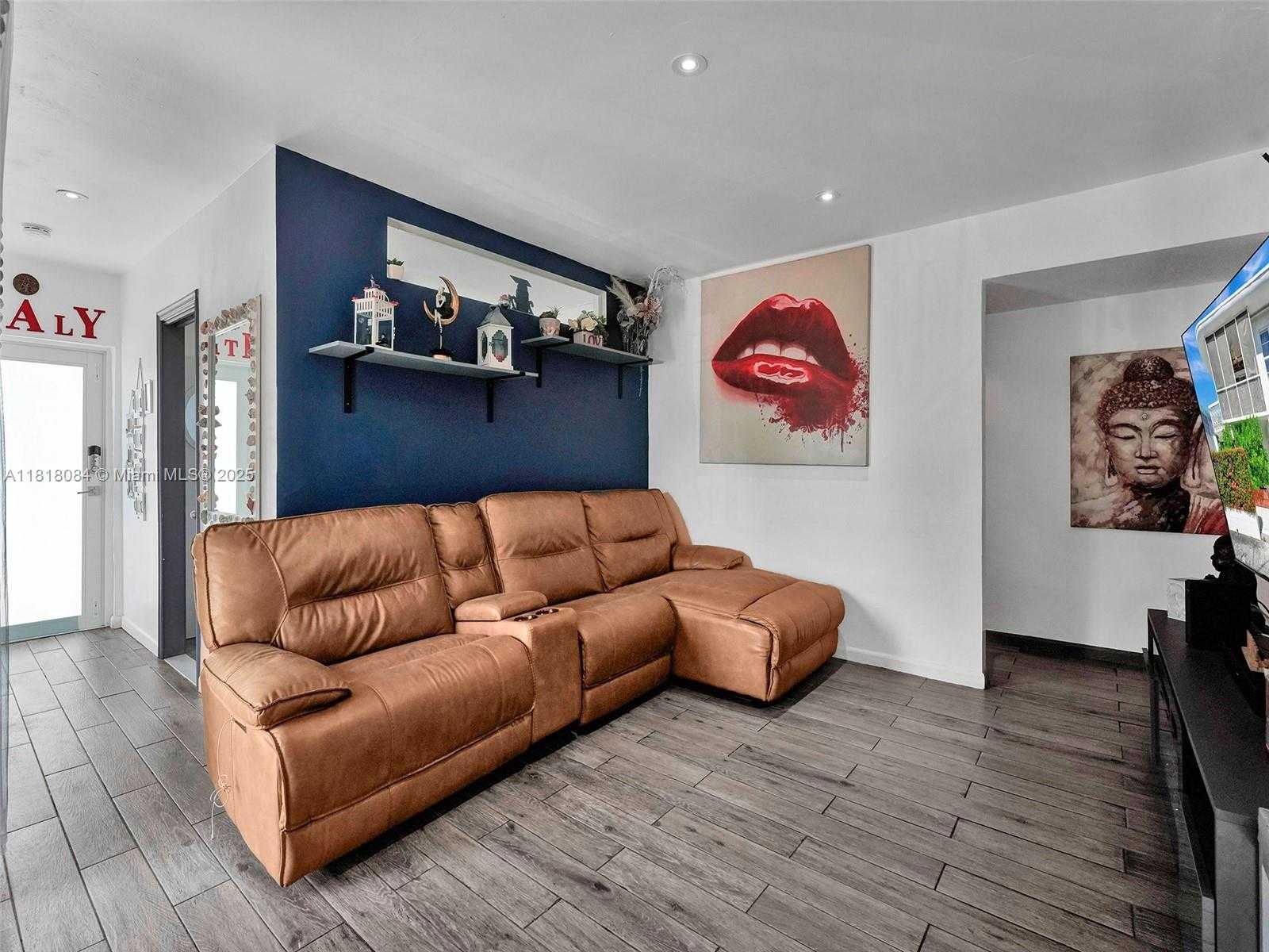 Small Image of 2858 PINE TREE DR #5, Miami Beach Number 12