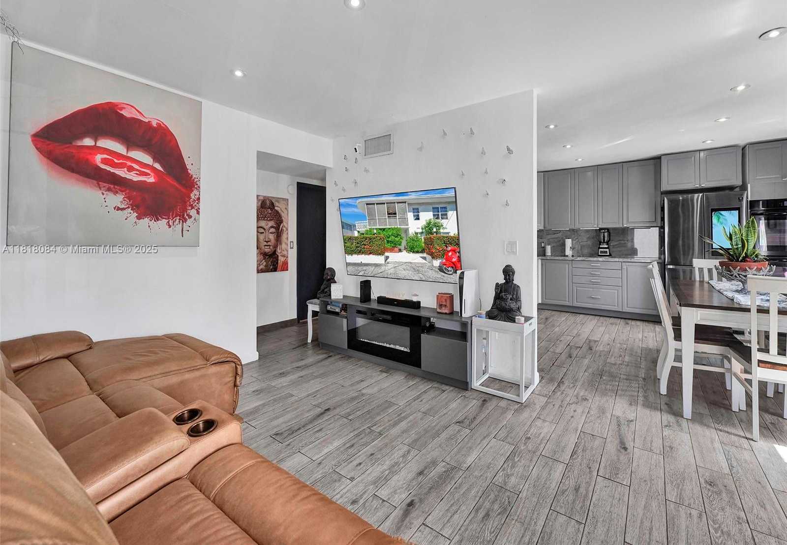 Small Image of 2858 PINE TREE DR #5, Miami Beach Number 13