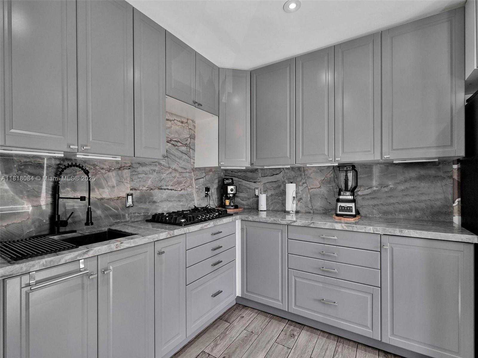 Small Image of 2858 PINE TREE DR #5, Miami Beach Number 14