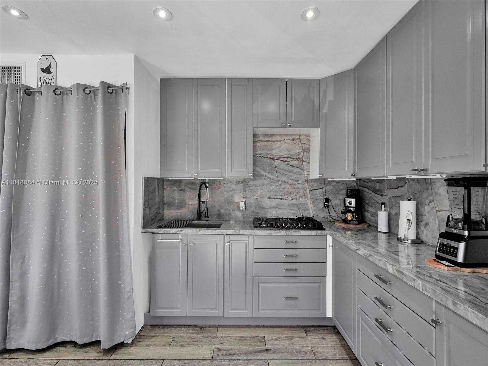 Small Image of 2858 PINE TREE DR #5, Miami Beach Number 15
