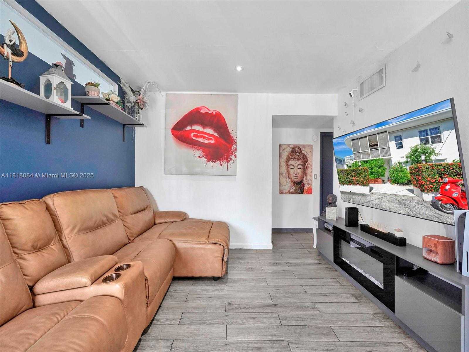 Small Image of 2858 PINE TREE DR #5, Miami Beach Number 16