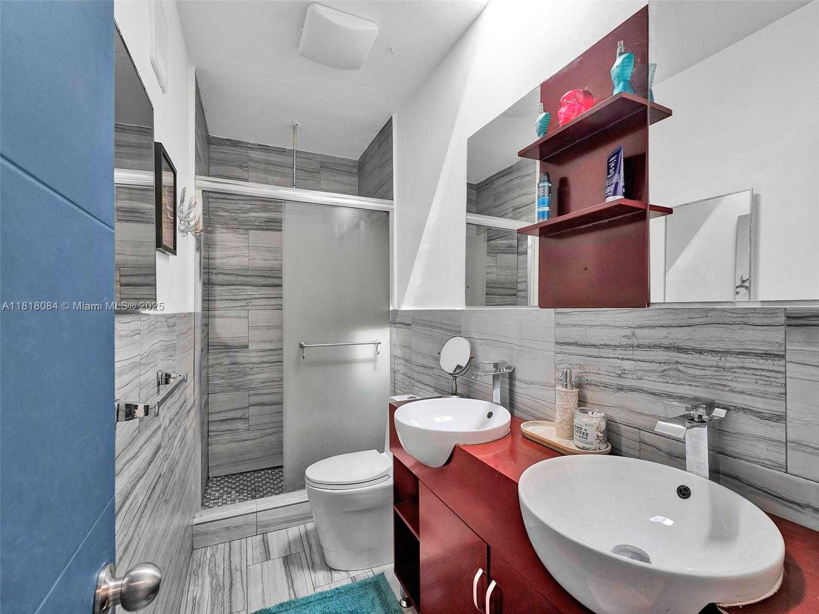 Small Image of 2858 PINE TREE DR #5, Miami Beach Number 17