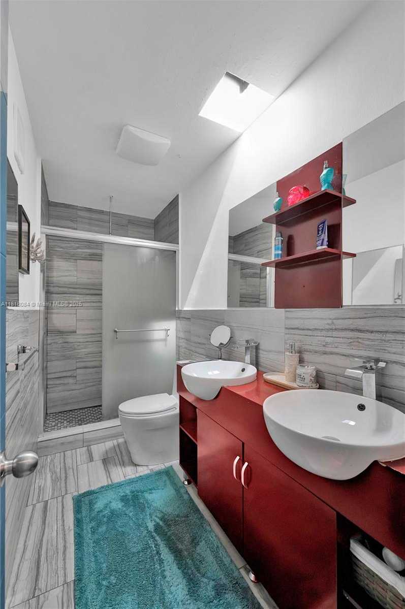 Small Image of 2858 PINE TREE DR #5, Miami Beach Number 18