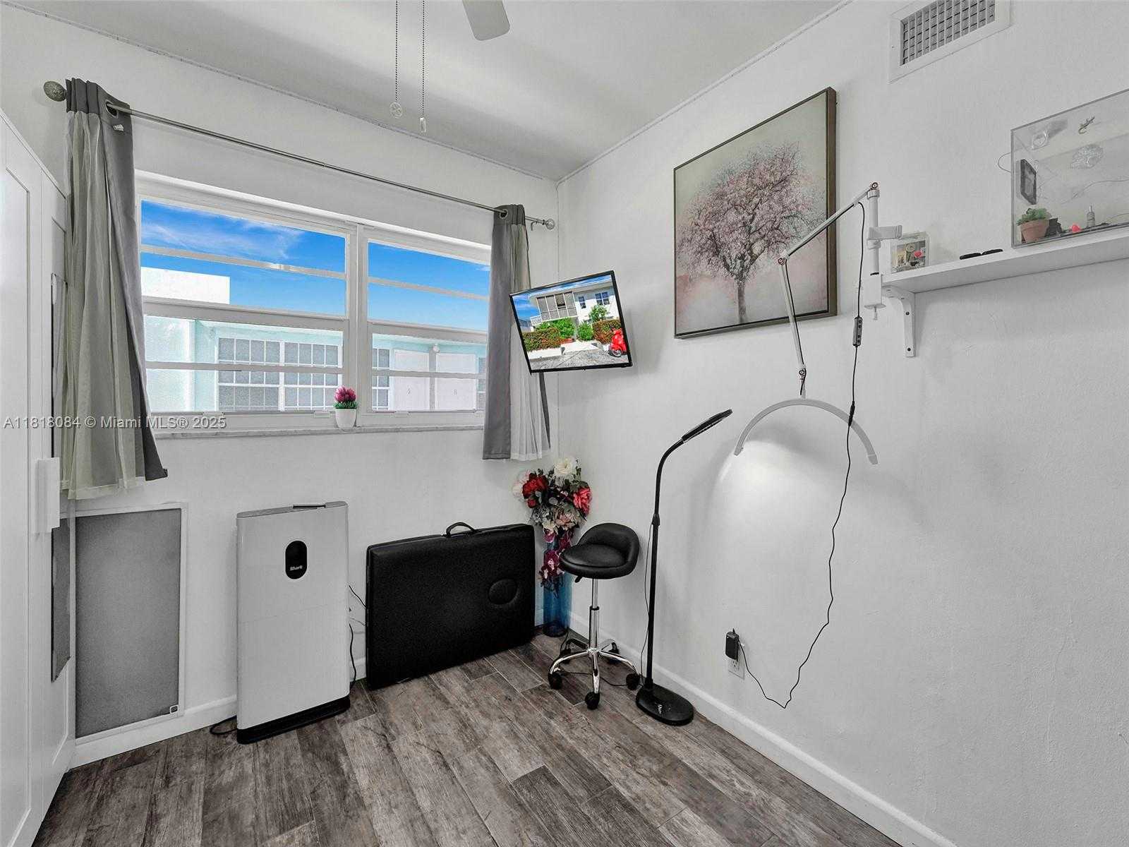 Small Image of 2858 PINE TREE DR #5, Miami Beach Number 2