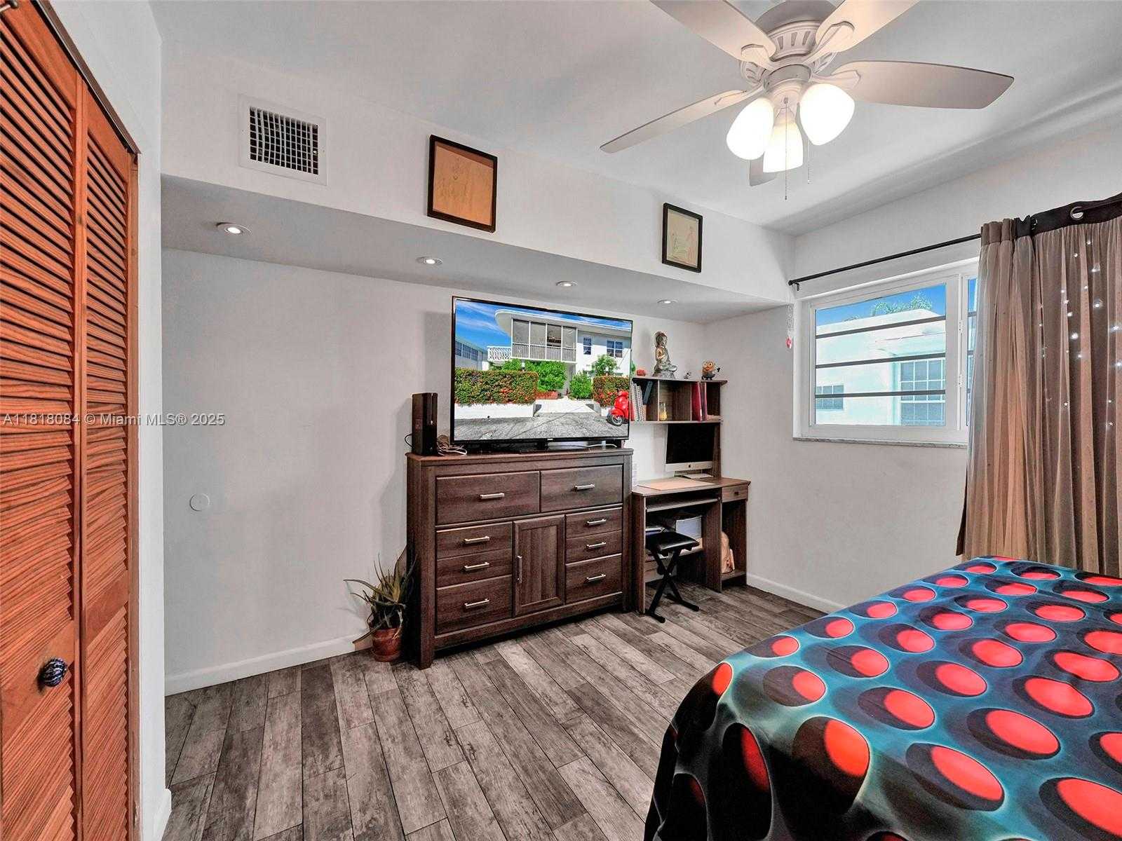 Small Image of 2858 PINE TREE DR #5, Miami Beach Number 22