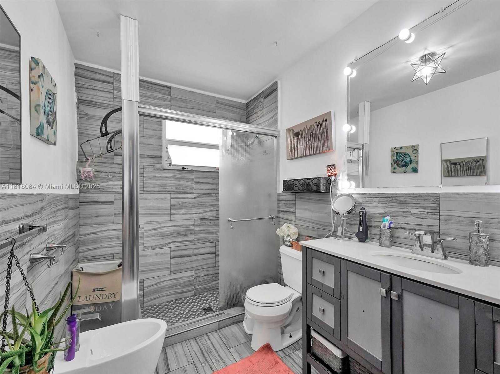 Small Image of 2858 PINE TREE DR #5, Miami Beach Number 23