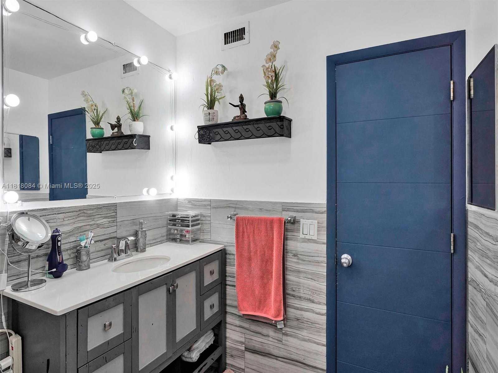 Small Image of 2858 PINE TREE DR #5, Miami Beach Number 24