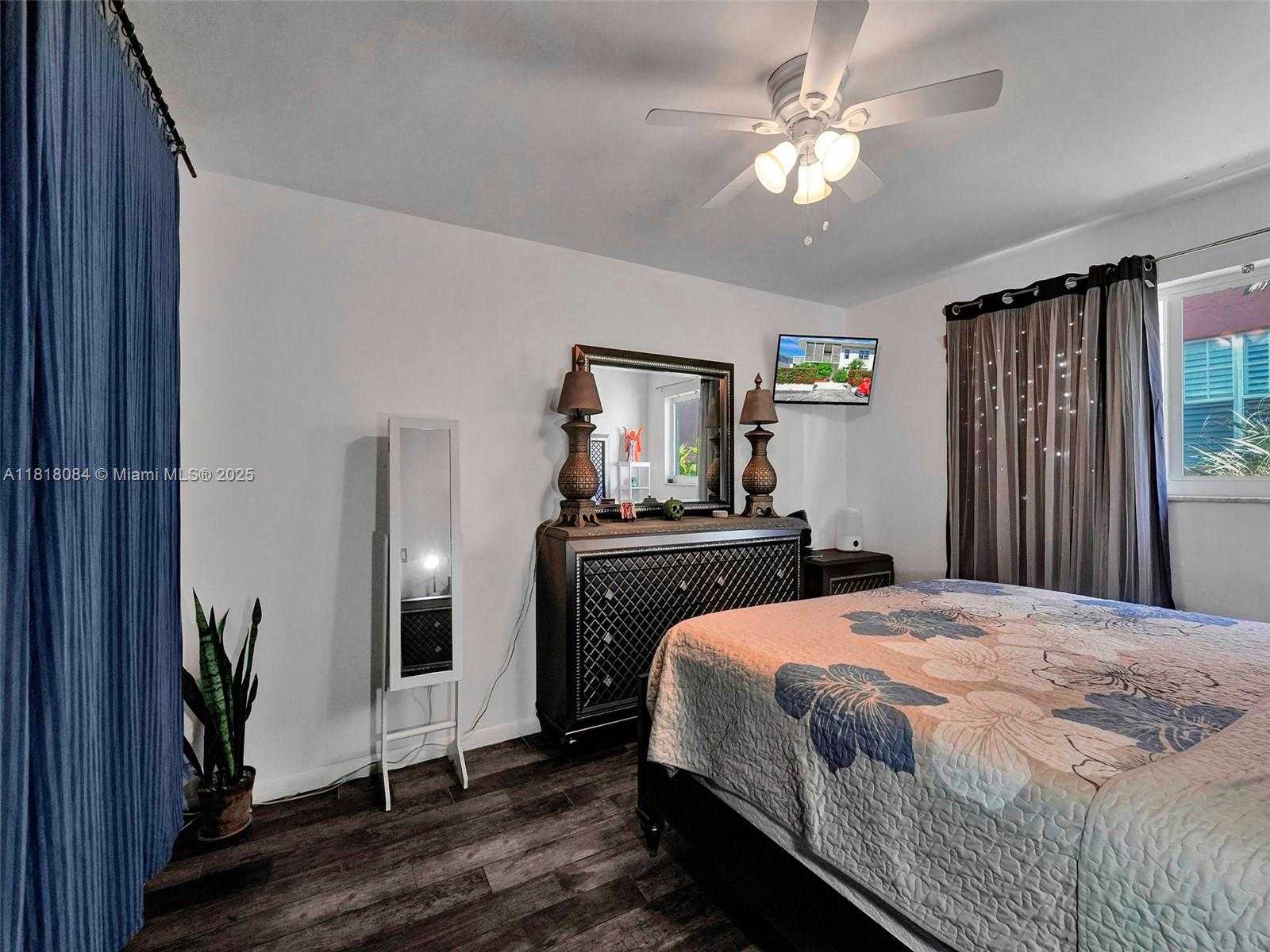 Small Image of 2858 PINE TREE DR #5, Miami Beach Number 25