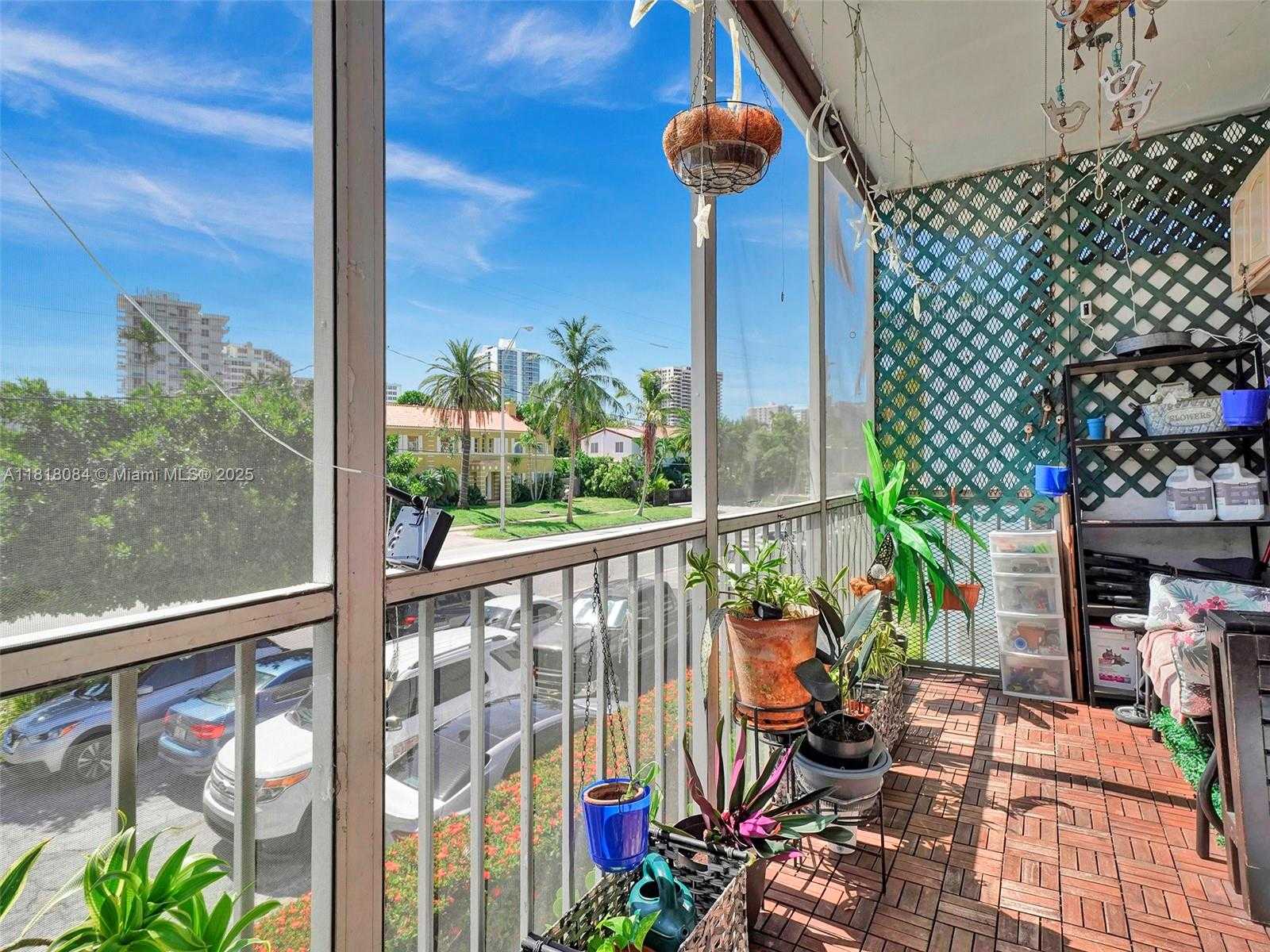 Small Image of 2858 PINE TREE DR #5, Miami Beach Number 28