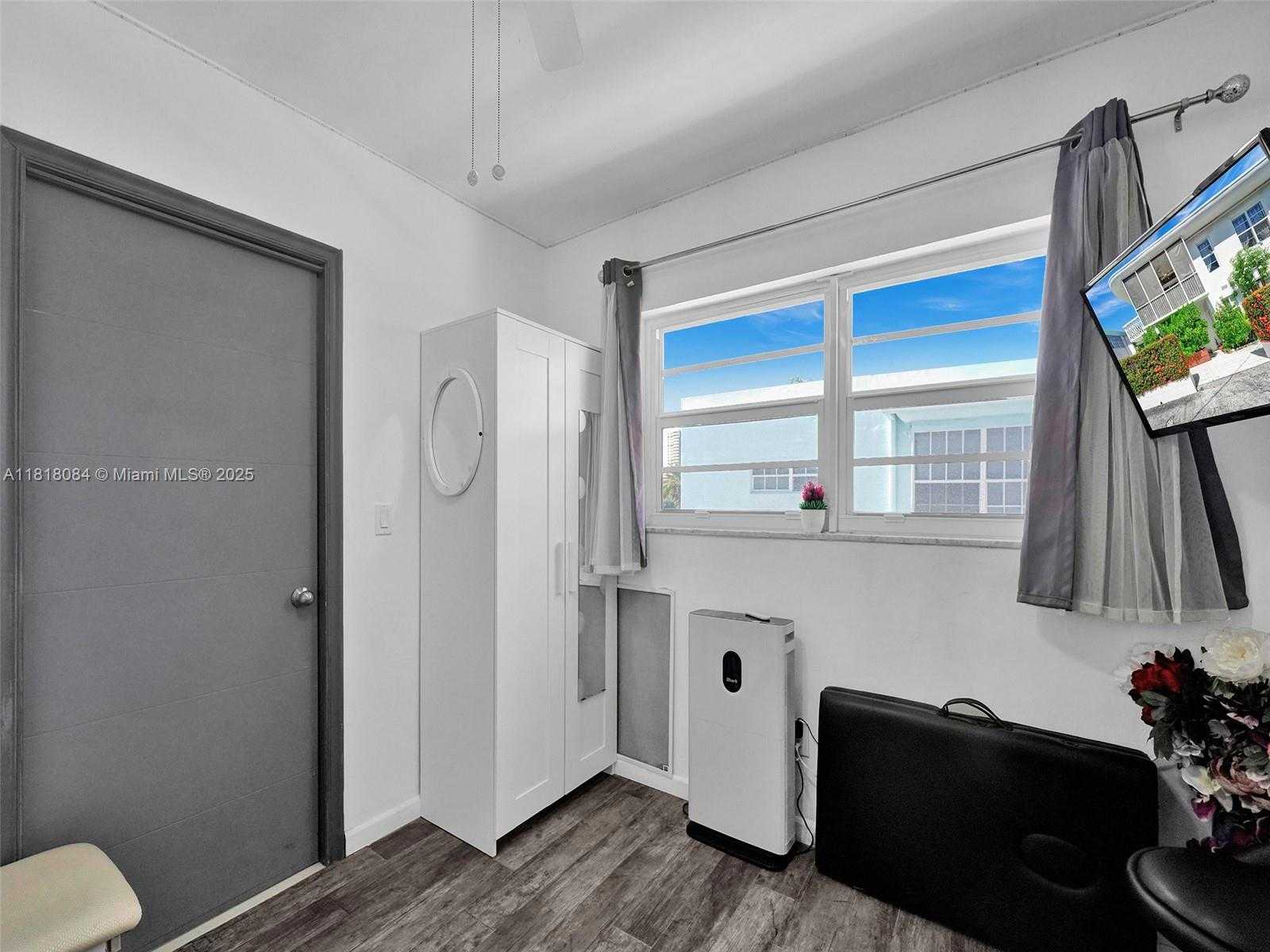 Small Image of 2858 PINE TREE DR #5, Miami Beach Number 3