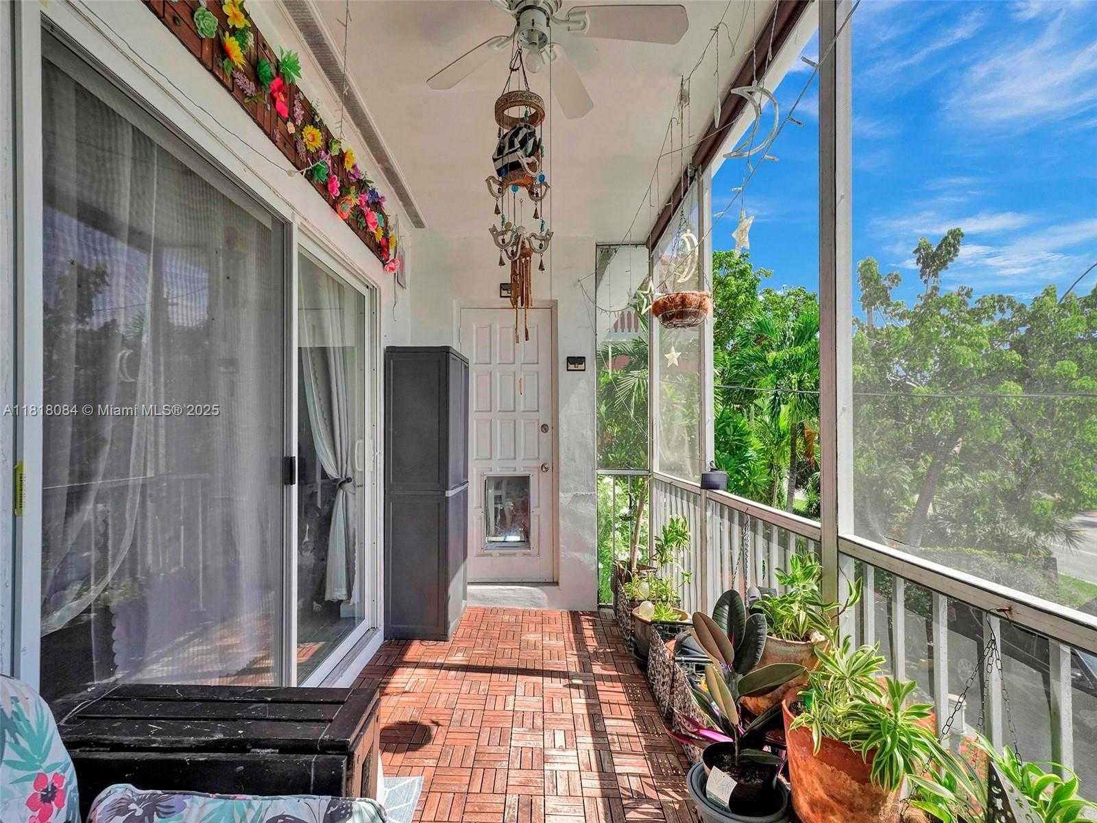 Small Image of 2858 PINE TREE DR #5, Miami Beach Number 30