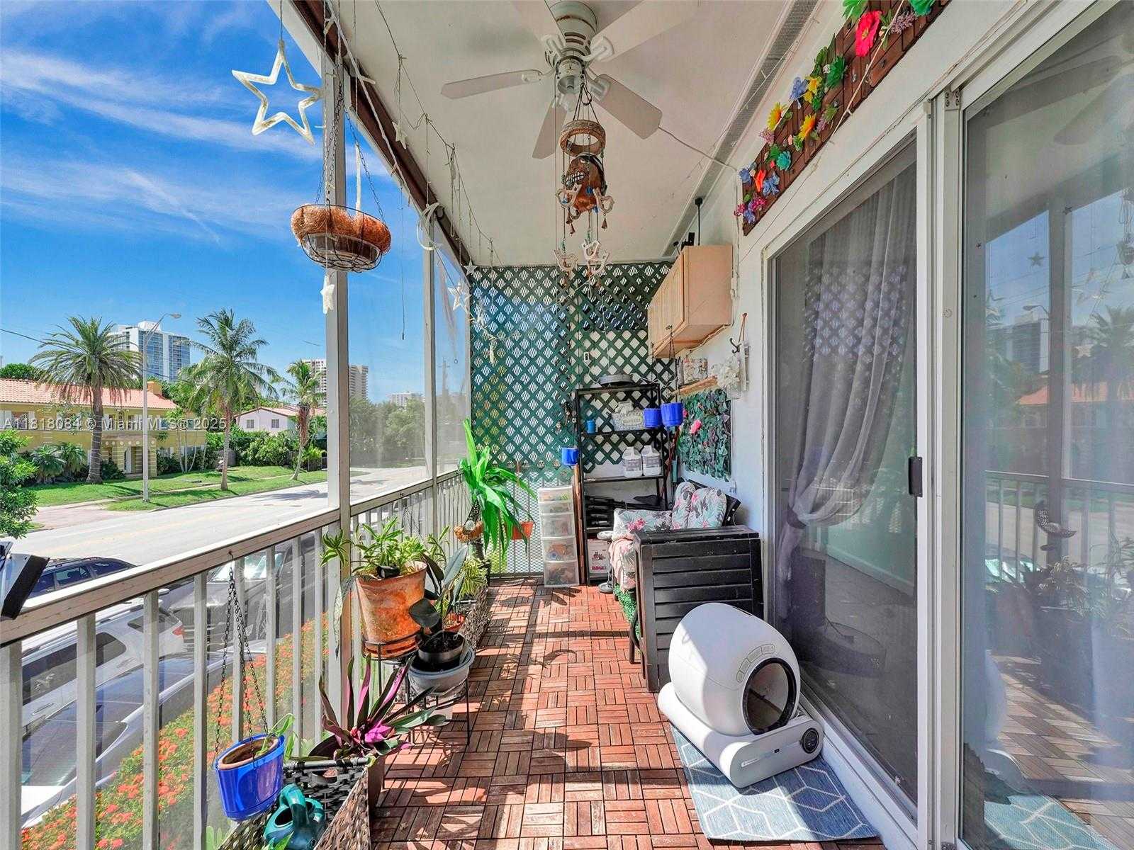 Small Image of 2858 PINE TREE DR #5, Miami Beach Number 31