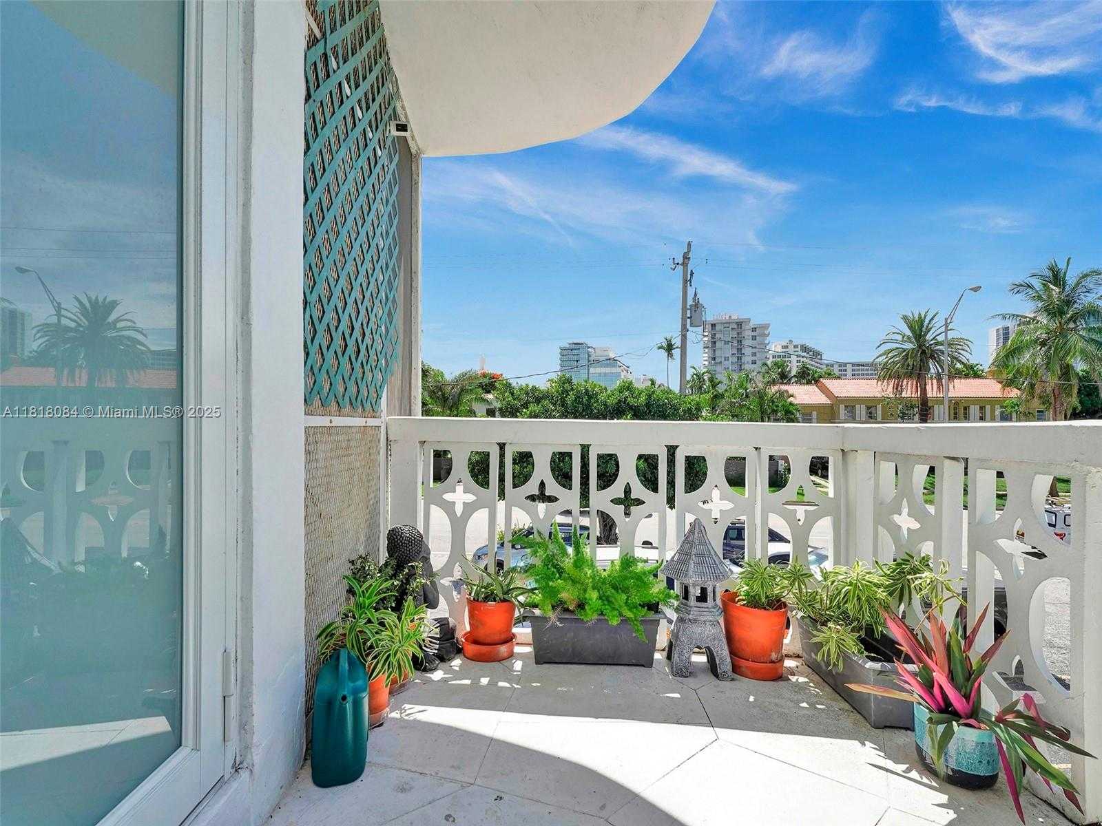 Small Image of 2858 PINE TREE DR #5, Miami Beach Number 33