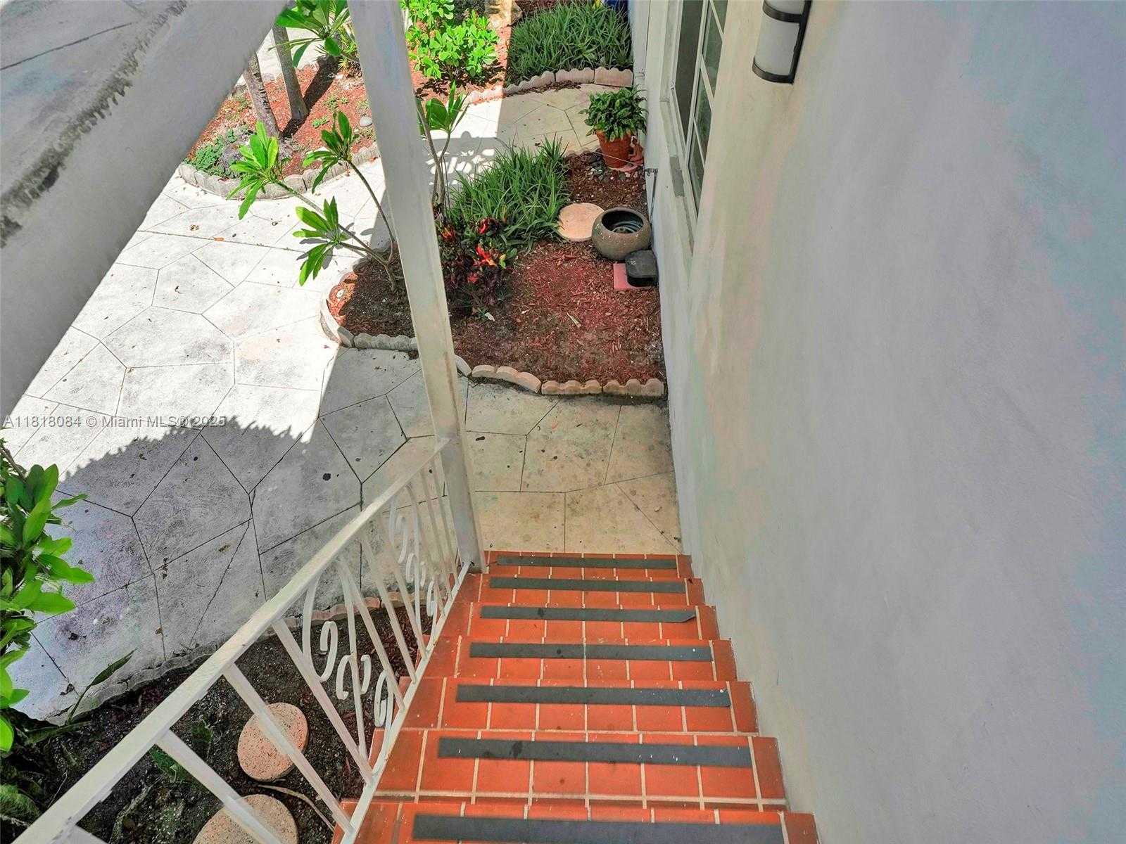 Small Image of 2858 PINE TREE DR #5, Miami Beach Number 35