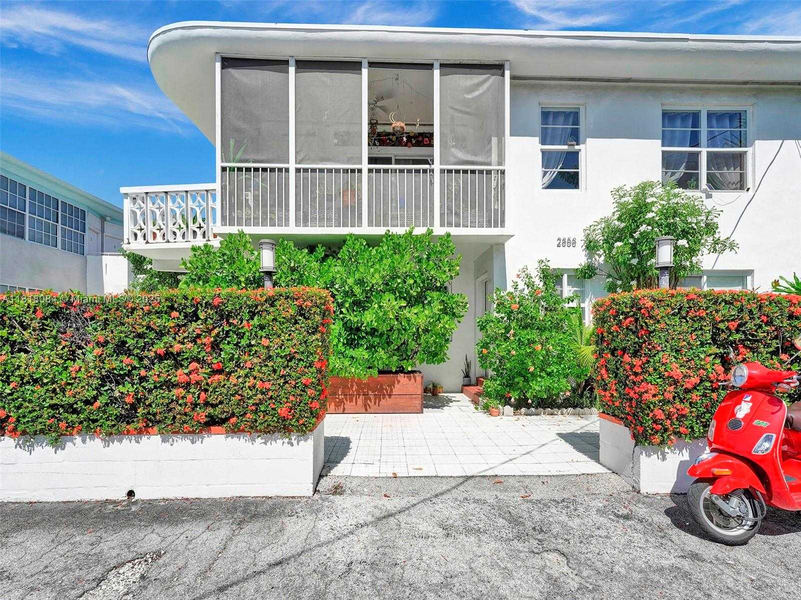 Small Image of 2858 PINE TREE DR #5, Miami Beach Number 37